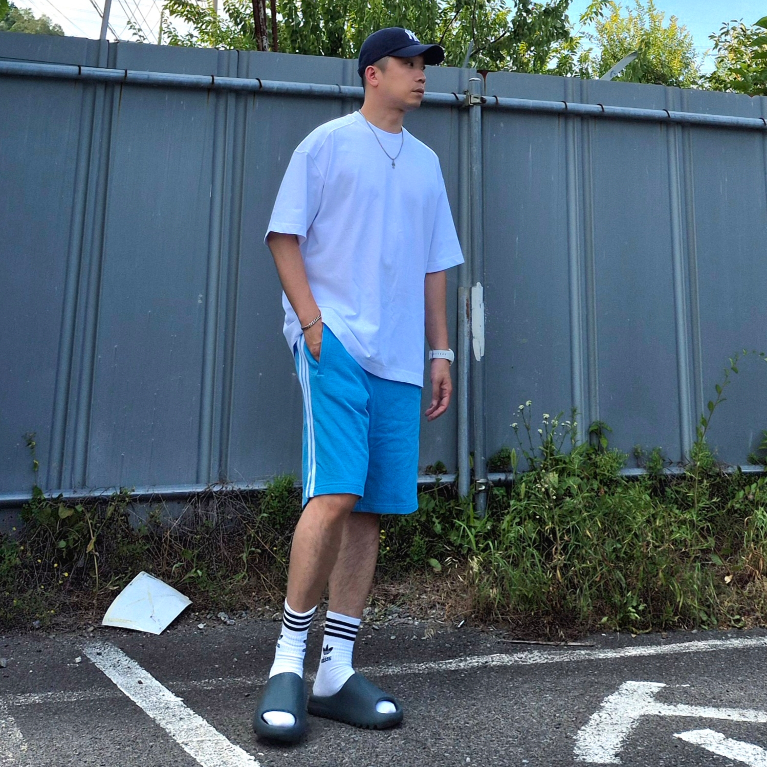 Adidas Yeezy Slide Slate Marine, Adidas Solid Crew Socks White (3 Pack) 착용 스타일 - 2