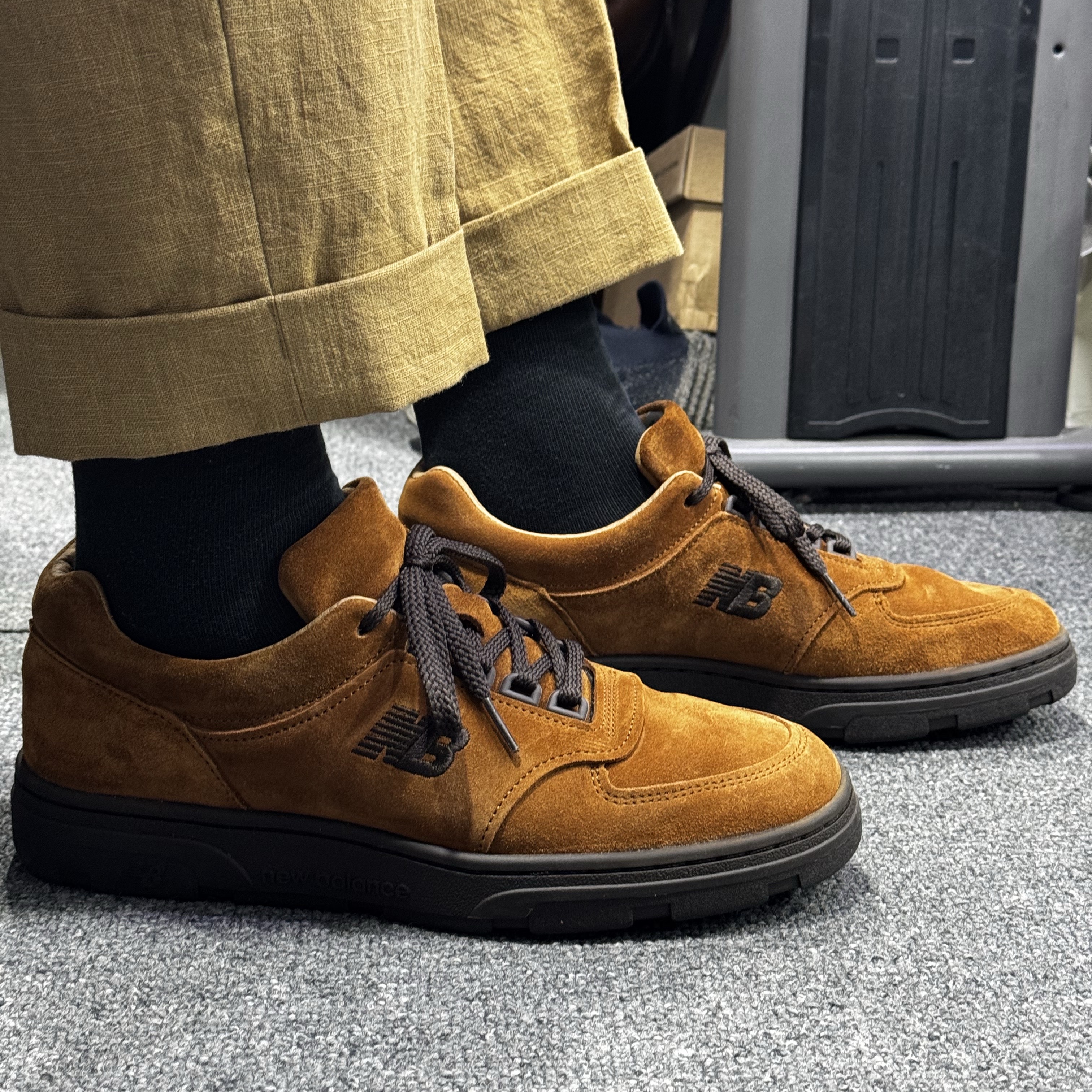 New Balance Allerdale Made in UK Brown Suede 착용 스타일 - 3