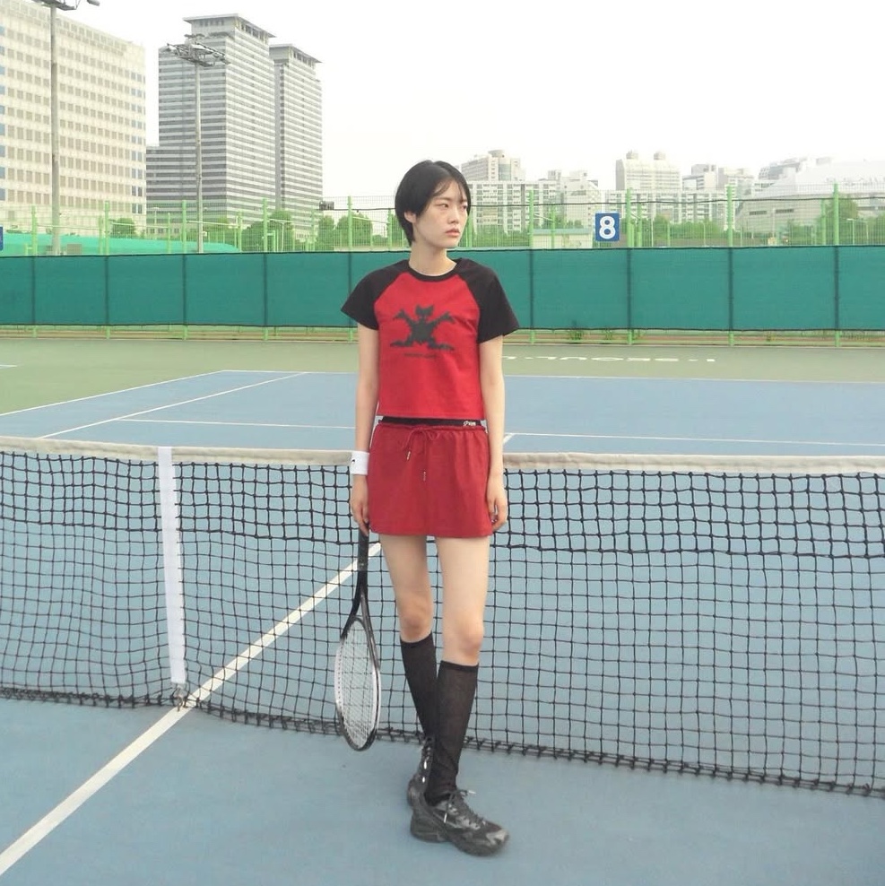 Dominant Bat Raglan Crop T-Shirt Red 착용 스타일 - 2