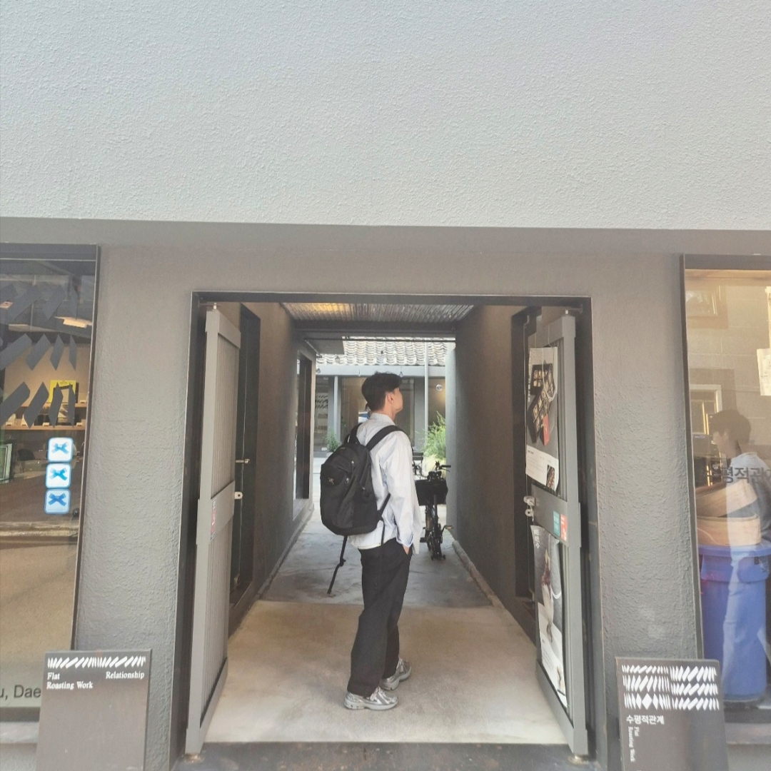 Arc'teryx Mantis 26 Backpack Black 착용 스타일