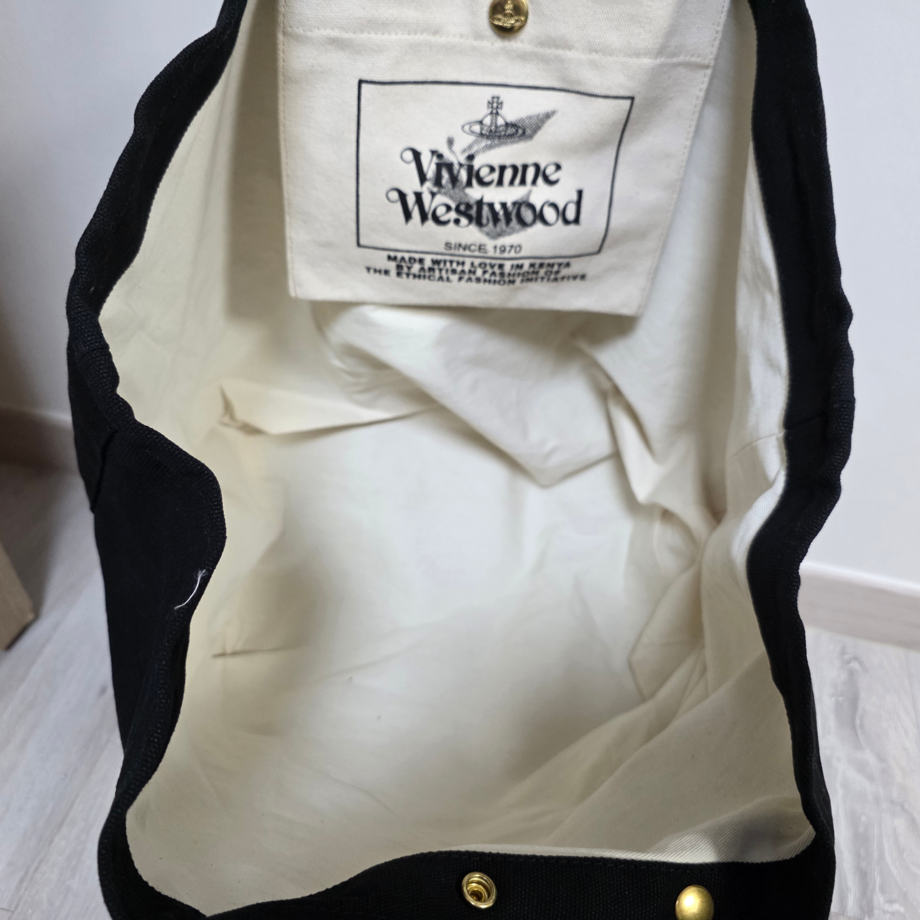 Vivienne Westwood Utility Shopper Tote Bag Black 착용 스타일 - 4