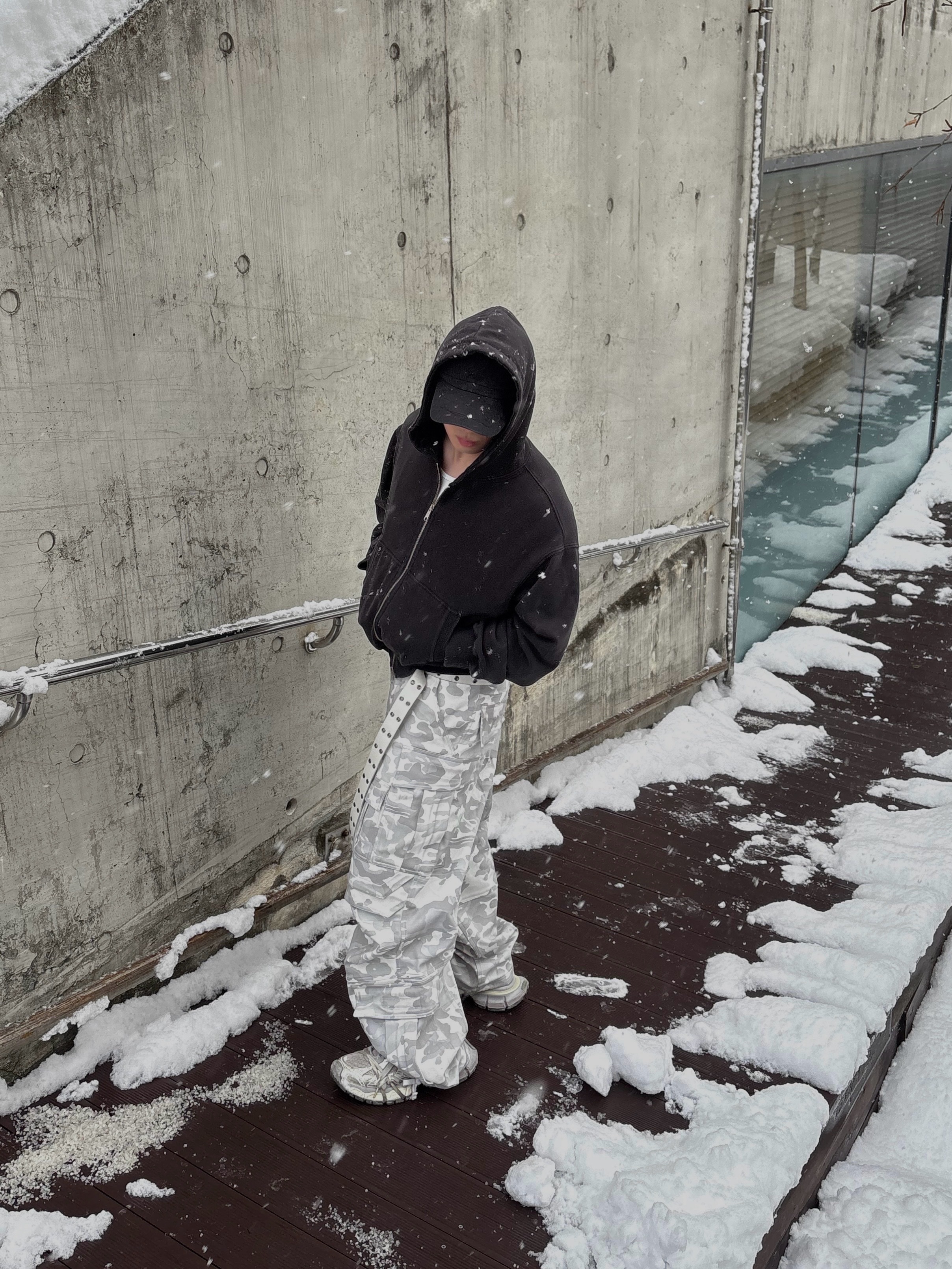 Farfromwhat Far Camo Cargo Pants White 착용 스타일 - 2