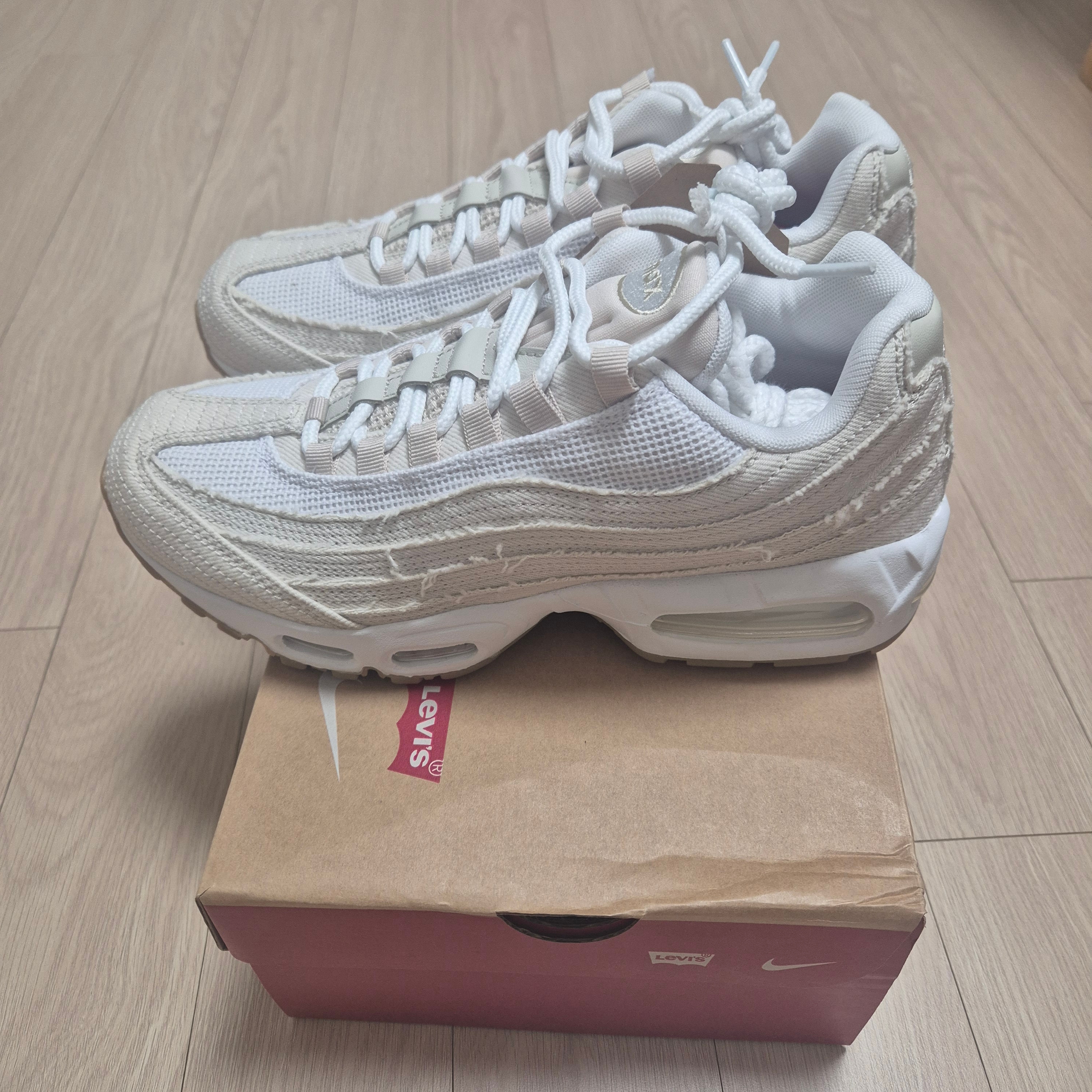 Nike x Levi's Air Max 95 White and Ecru 착용 스타일 - 4