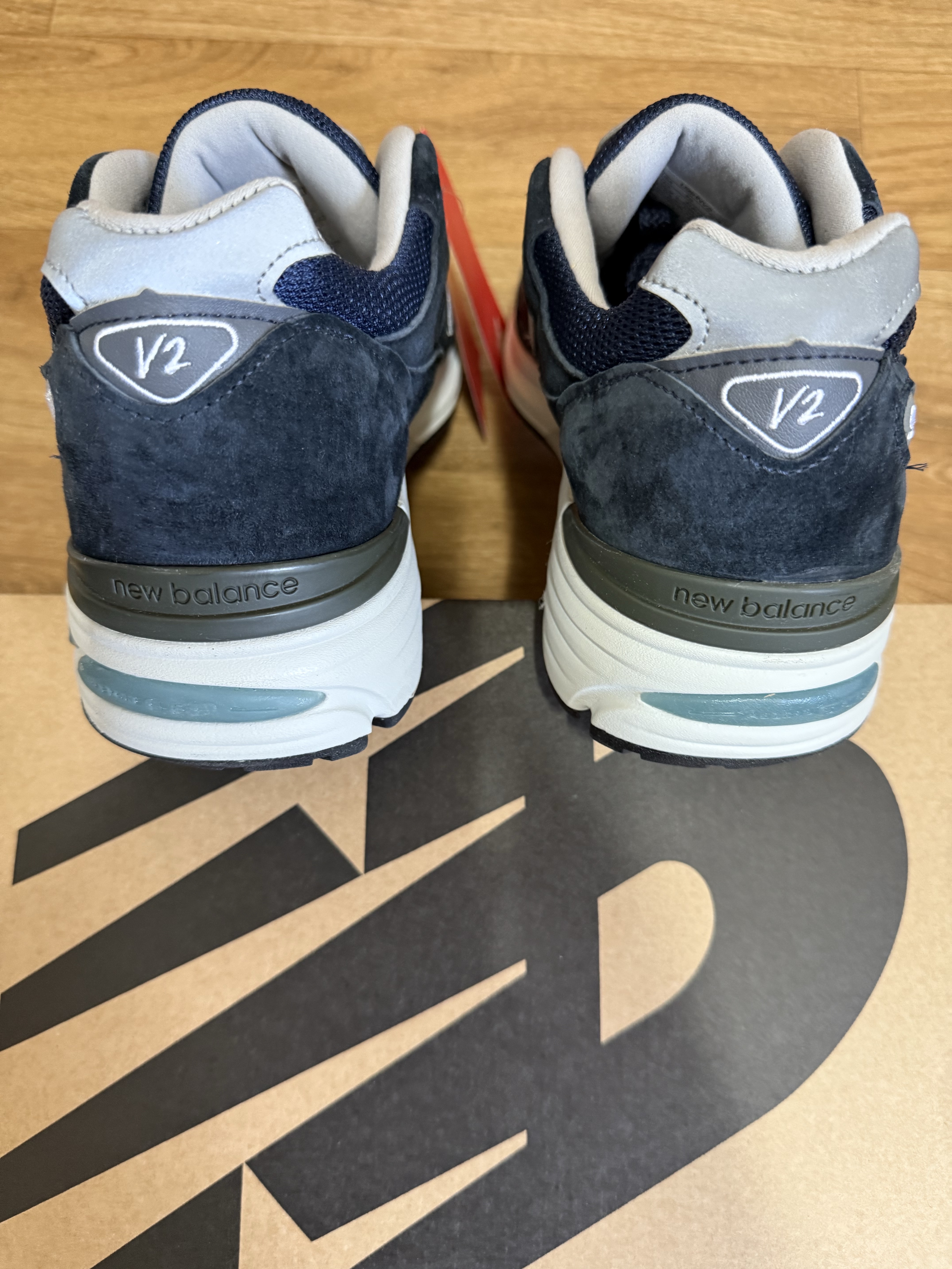 New Balance 991v2 Made in UK Dark Navy Smoked Pearl 착용 스타일 - 5
