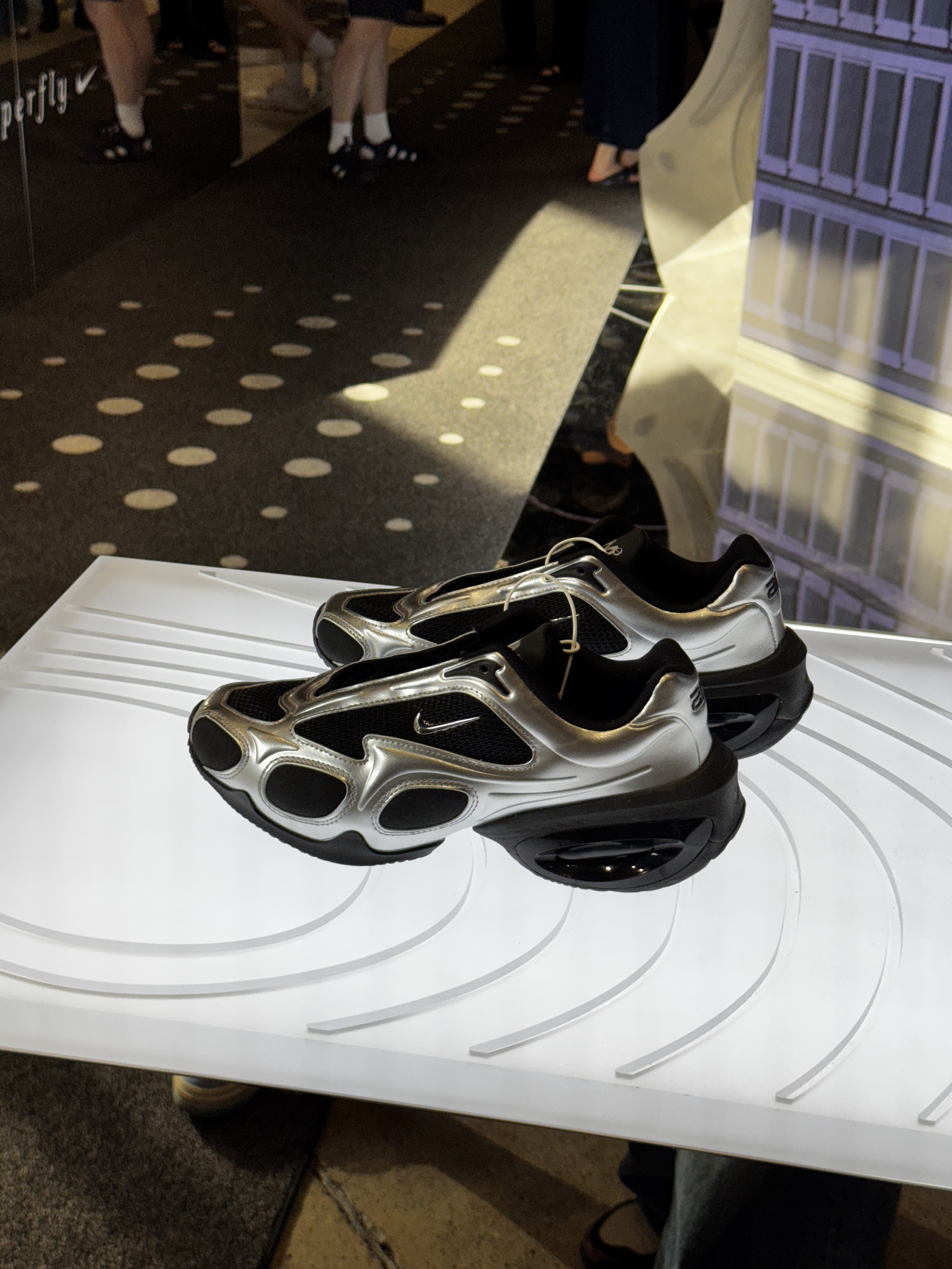 (W) Nike Air Max Muse Black and Metallic Silver 착용 스타일 - 3