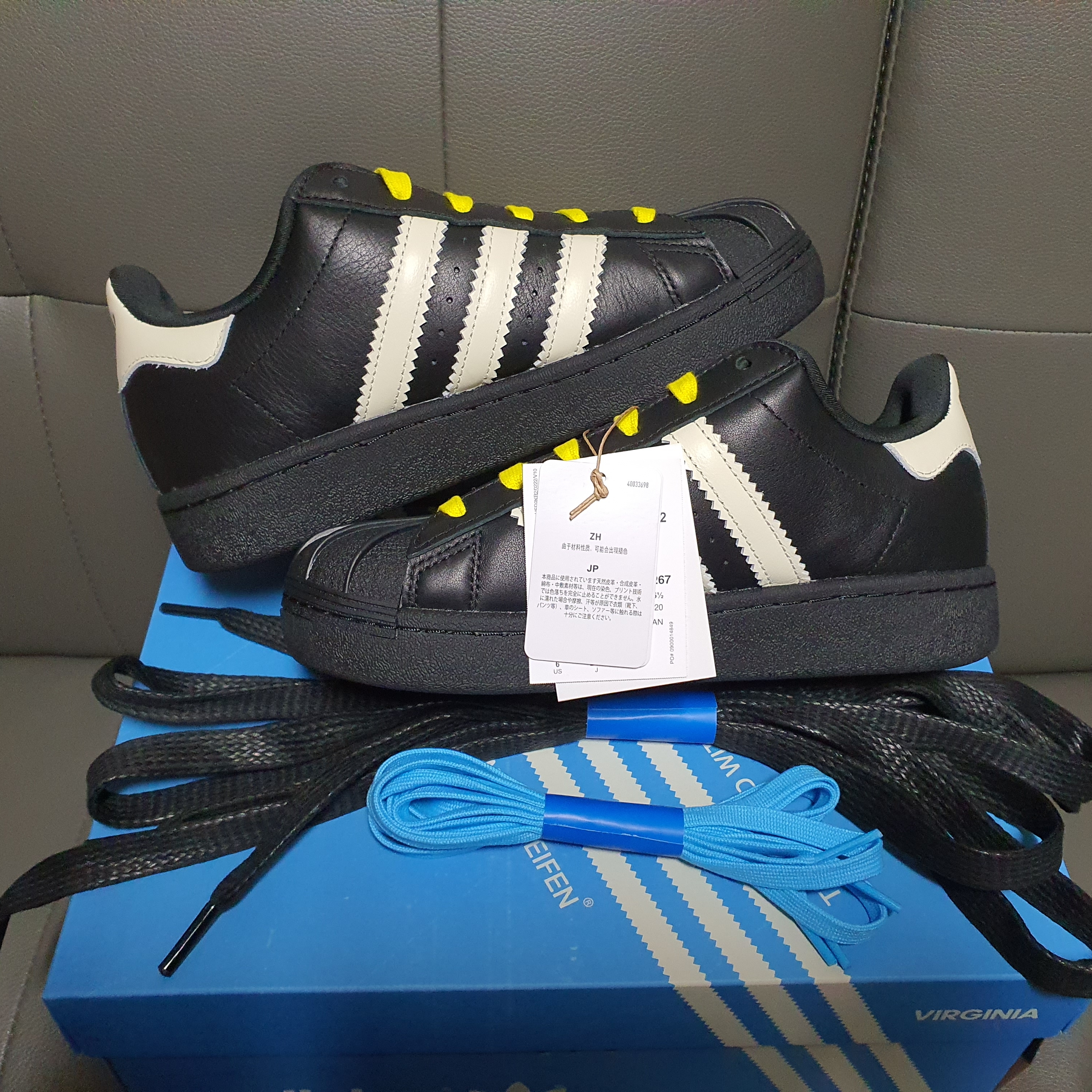 Adidas x Pharrell Williams Virginia Superstar 92 Core Black Sky Rush 착용 스타일