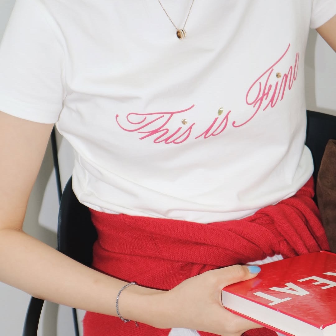 THIS IS FINE Cropped Signature Tee White 착용 스타일 - 4