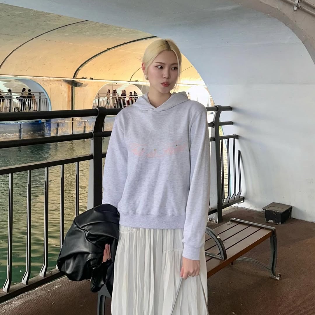THIS IS FINE Standard Signature Hoodie Gray+Pink 착용 스타일 - 3