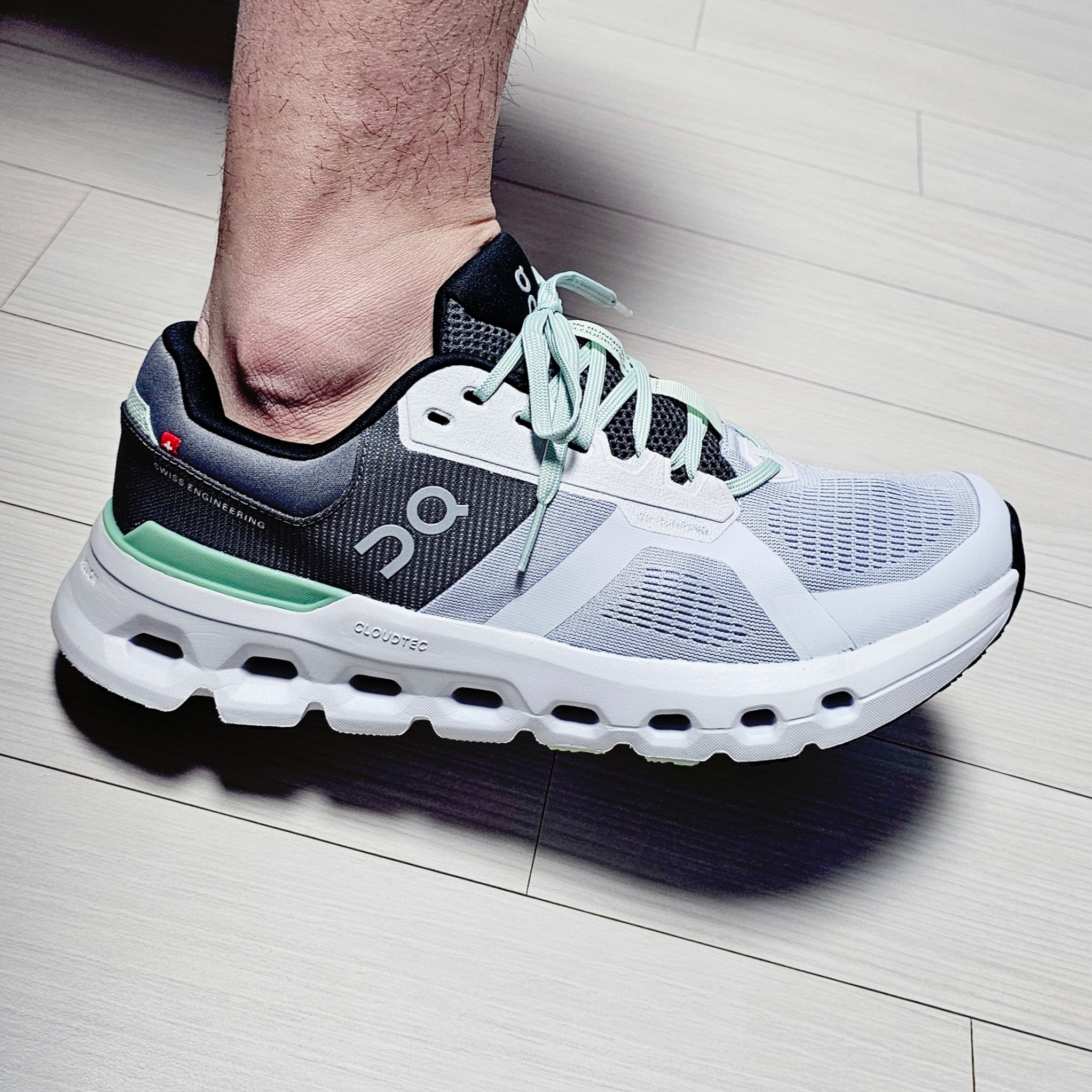 On Running Cloudrunner 2 Glacier Sage 착용 스타일