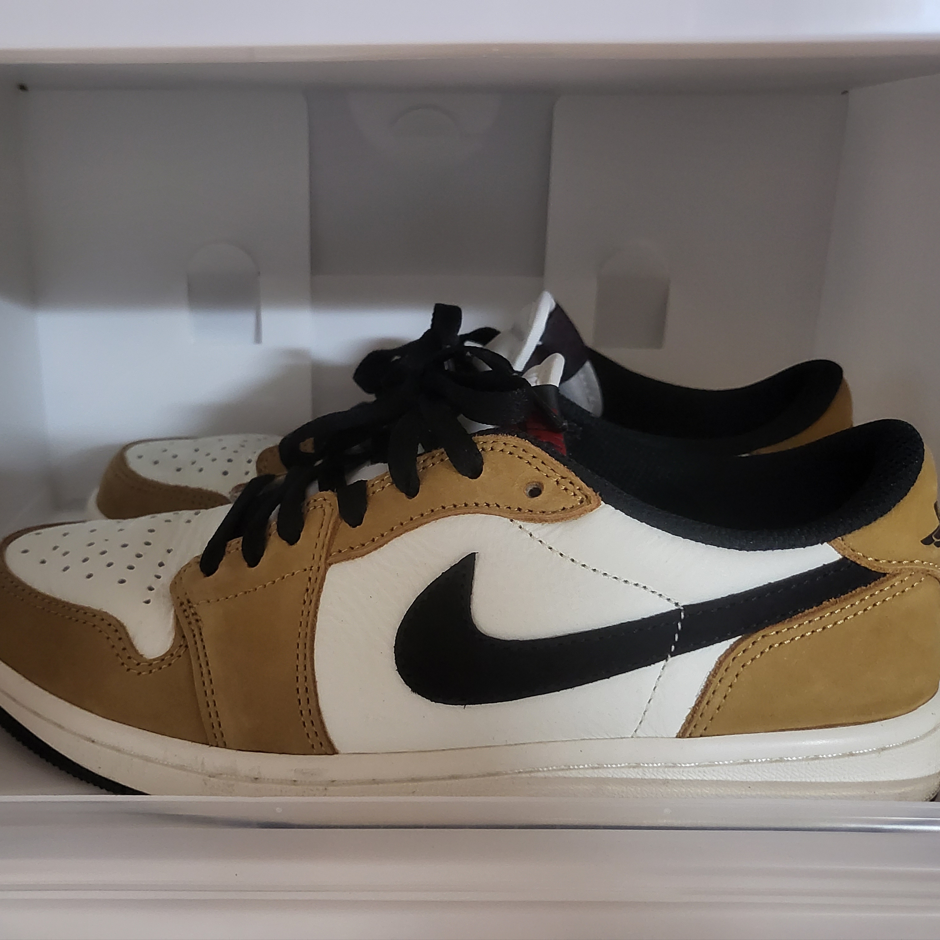 Jordan 1 Low OG Sail and Golden Harvest 착용 스타일