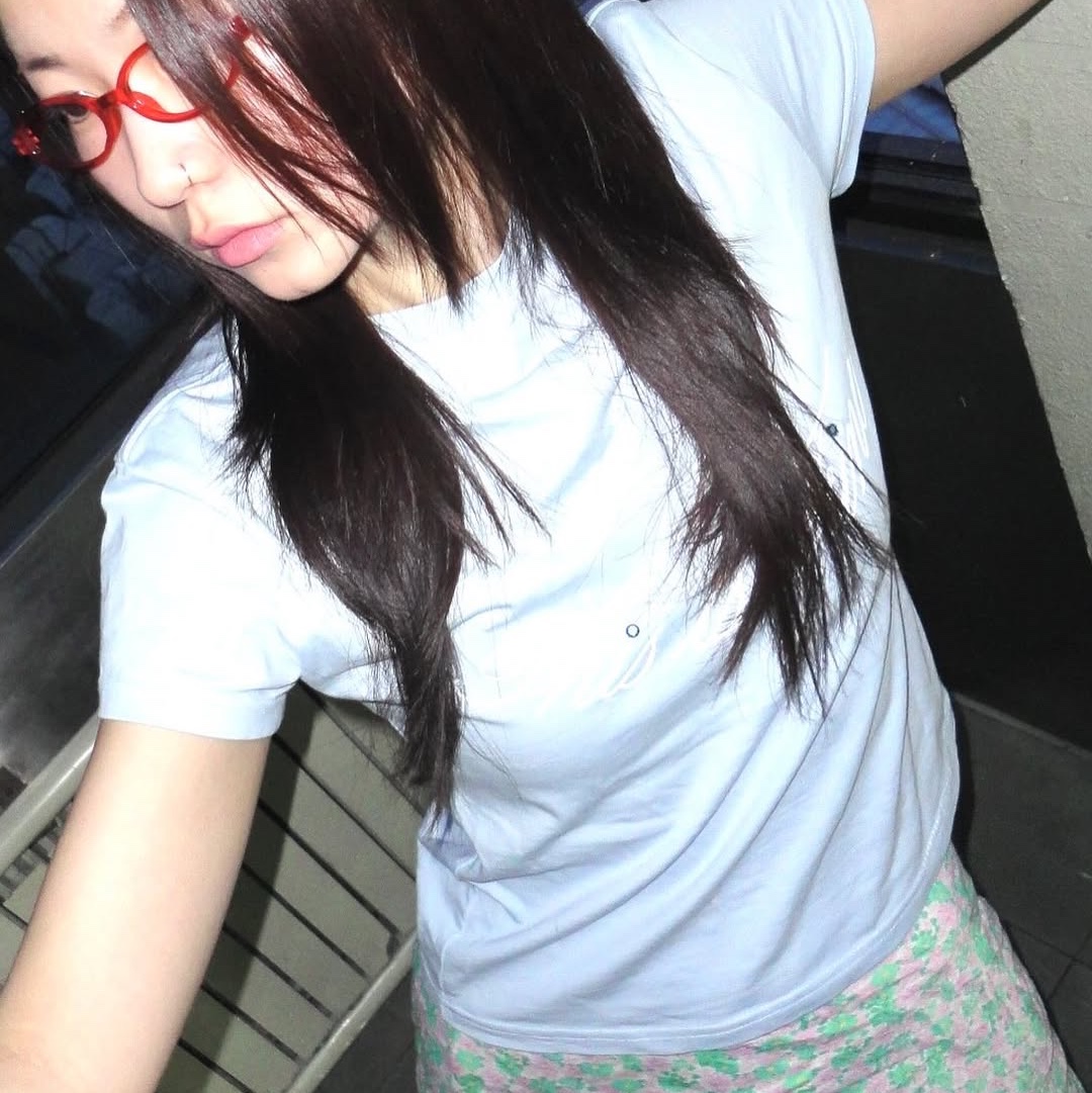 THIS IS FINE Cropped Signature Tee Sky 착용 스타일 - 5