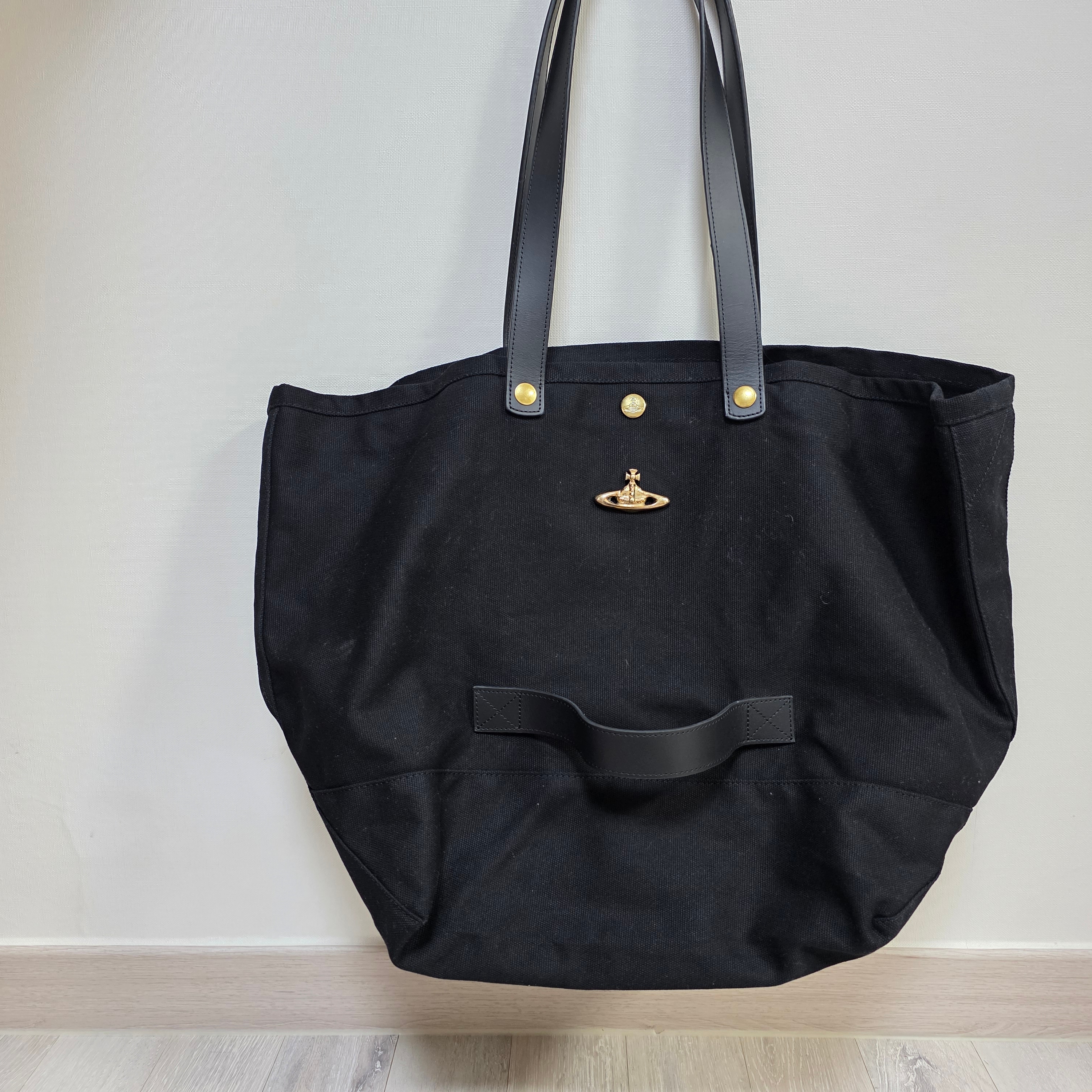 Vivienne Westwood Utility Shopper Tote Bag Black 착용 스타일 - 1