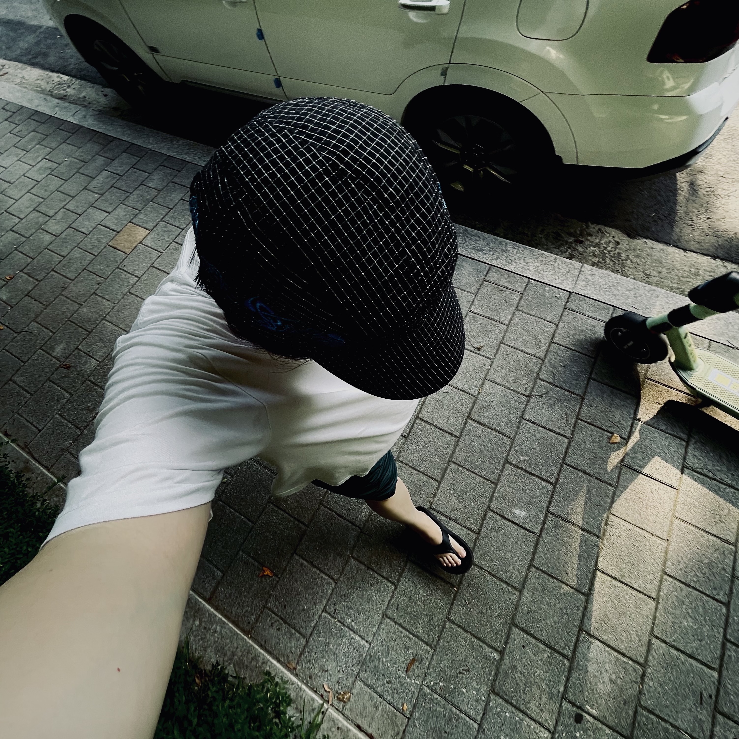 Oofos OOriginal Black, Nike x Off-White NRG Hat Black 착용 스타일