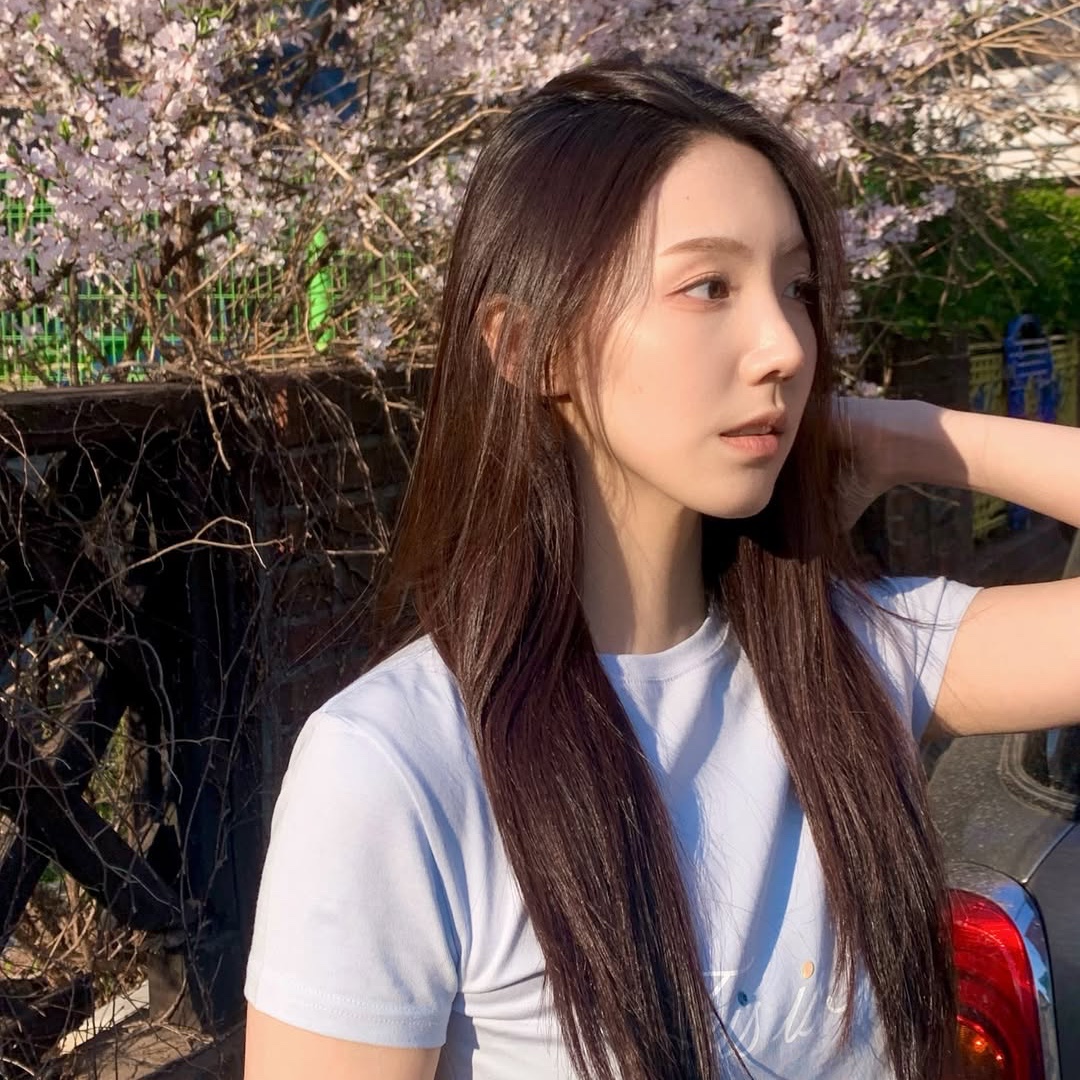 THIS IS FINE Cropped Signature Tee Sky 착용 스타일 - 4