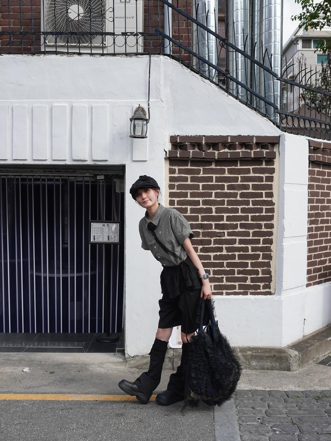 SLOW RECORD HOUSE Logo Check Short Sleeve Shirt Black 착용 스타일 - 2