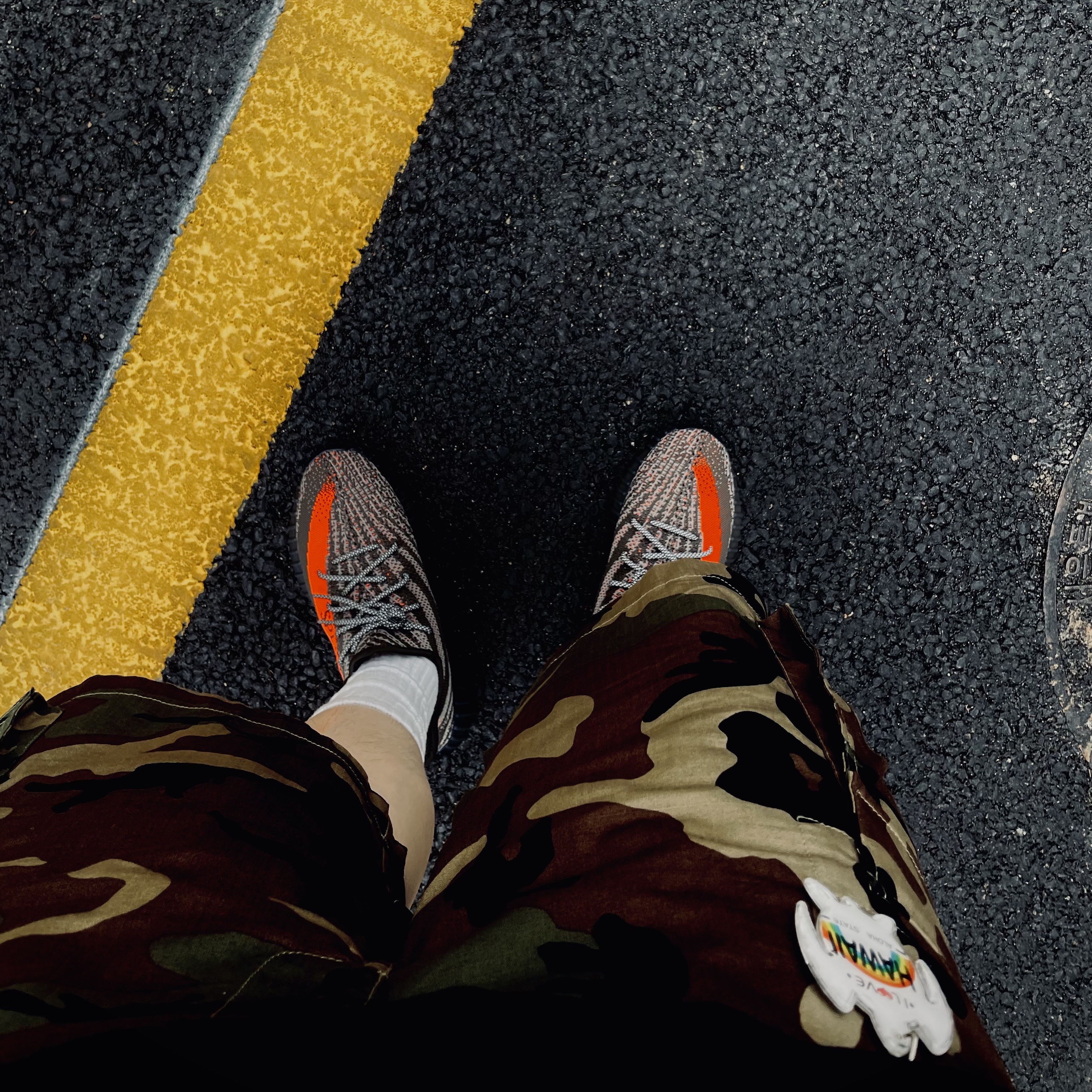 Adidas Yeezy Boost 350 V2 Carbon Beluga 착용 스타일 - 1