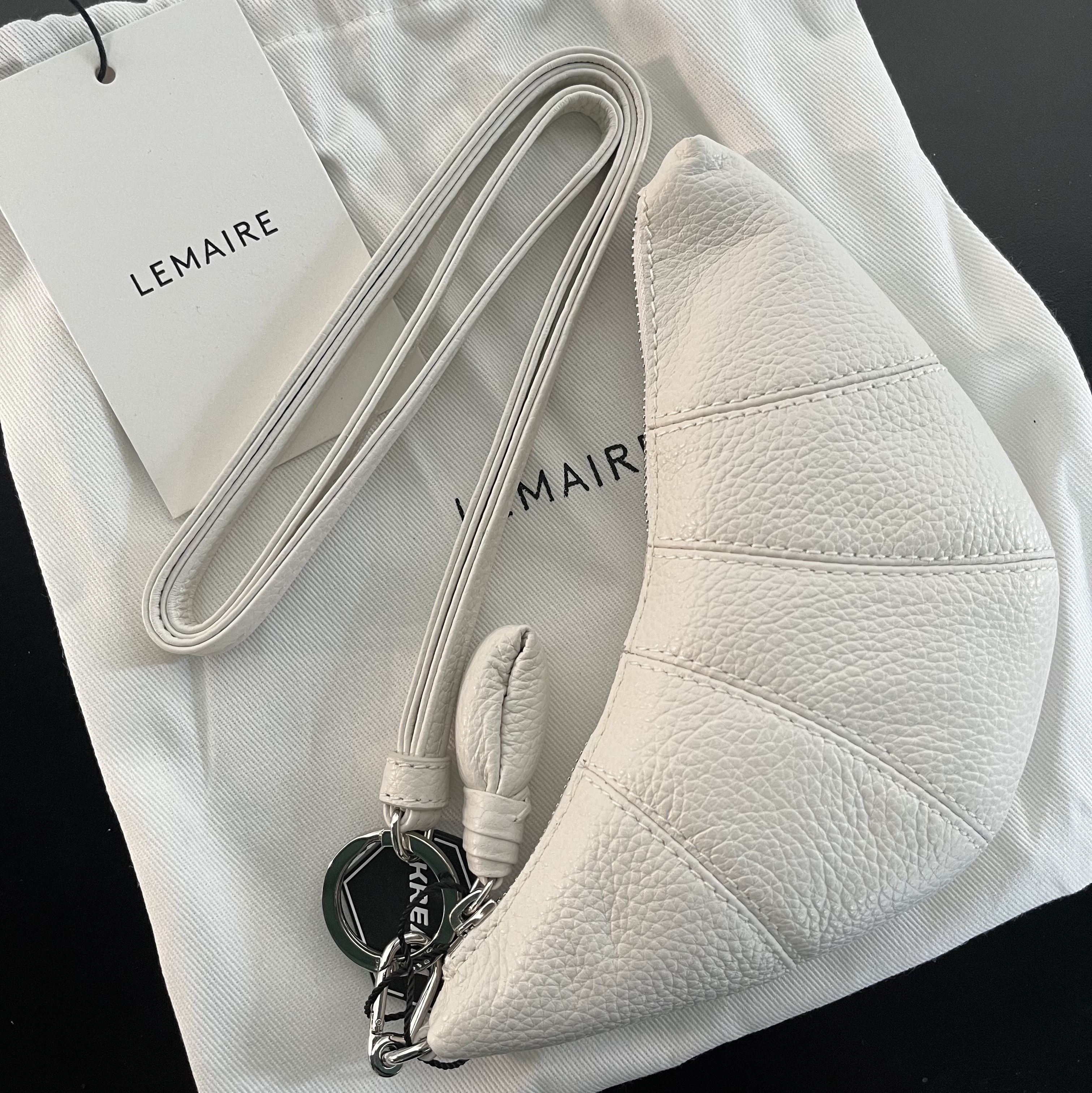 Lemaire Croissant Coin Purse Necklace Soft Grained Leather Chalk 착용 스타일