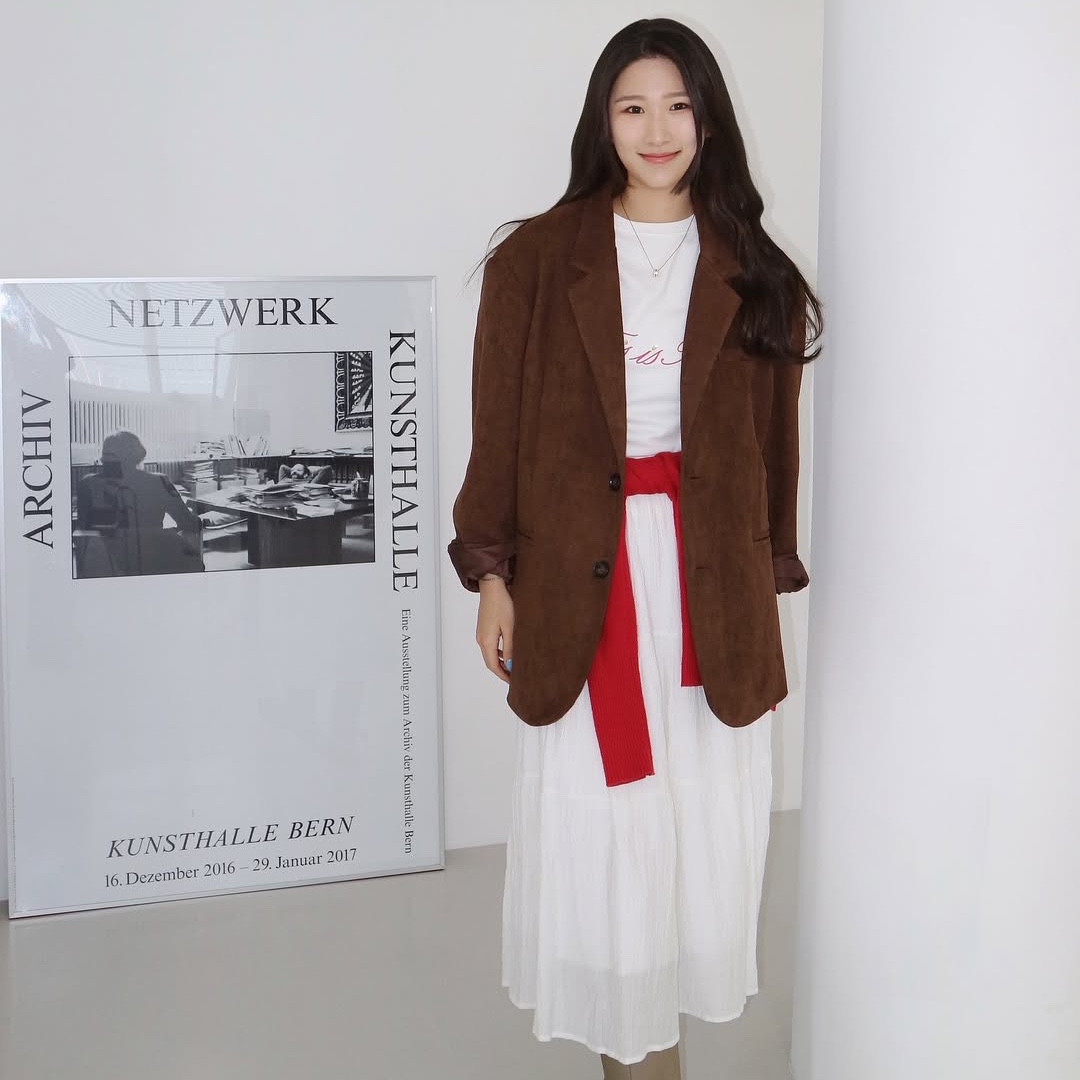 THIS IS FINE Cropped Signature Tee White 착용 스타일 - 3