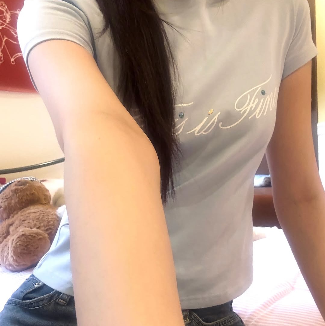 THIS IS FINE Cropped Signature Tee Sky 착용 스타일 - 3