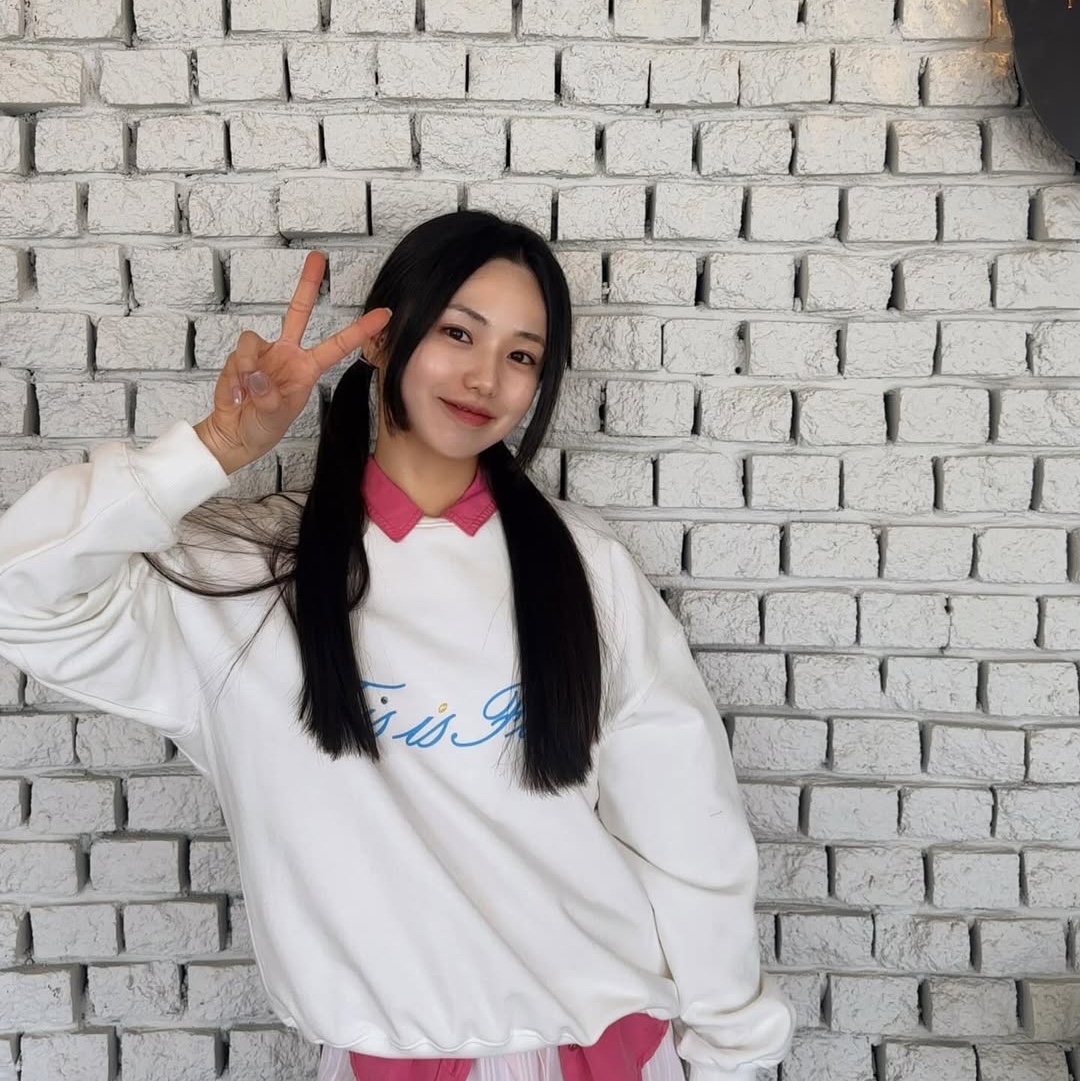 THIS IS FINE Standard Signature Sweatshirt White 착용 스타일 - 6