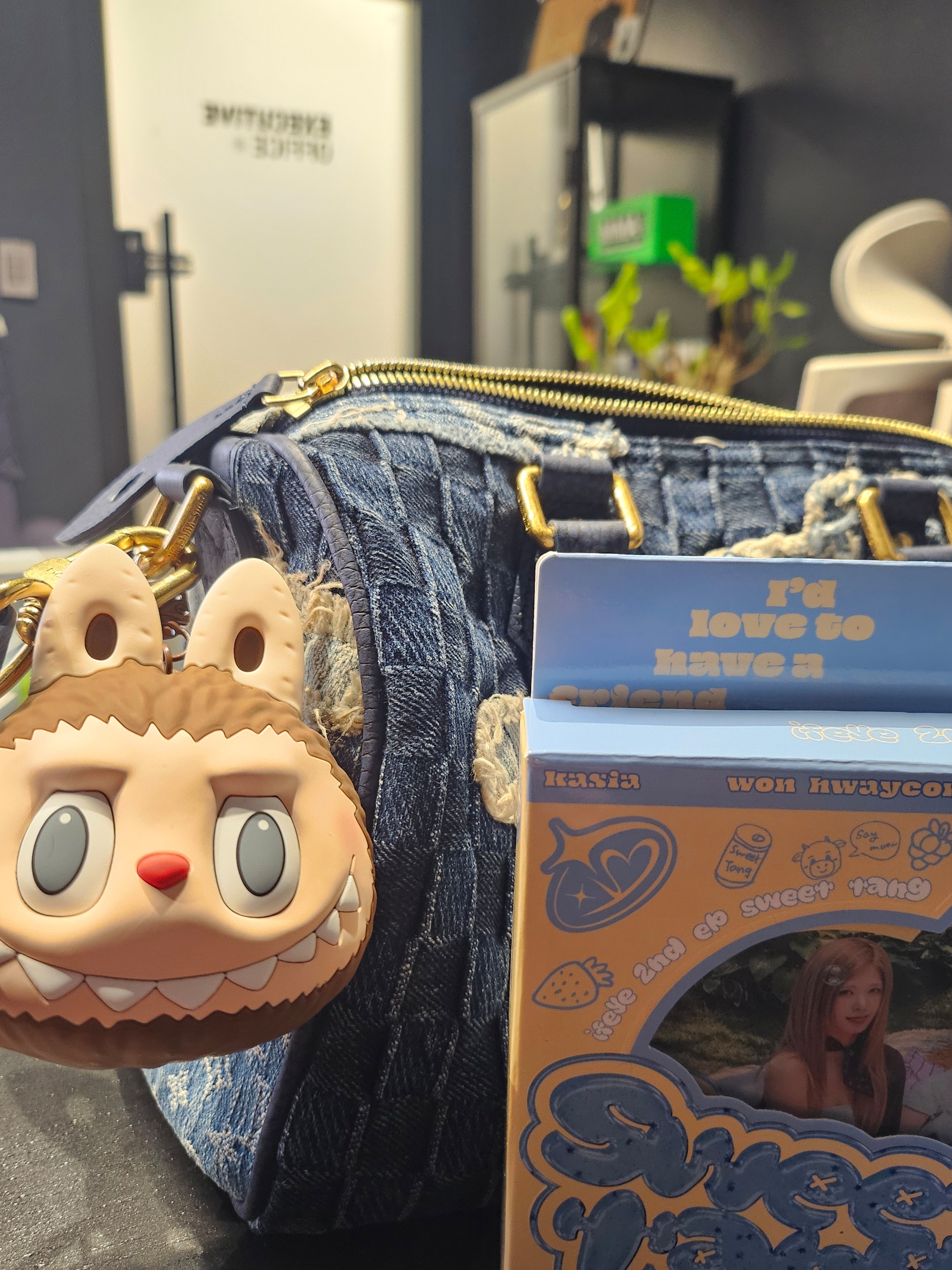 Pop Mart Labubu Original Silicone Earphone Bag Brown 착용 스타일