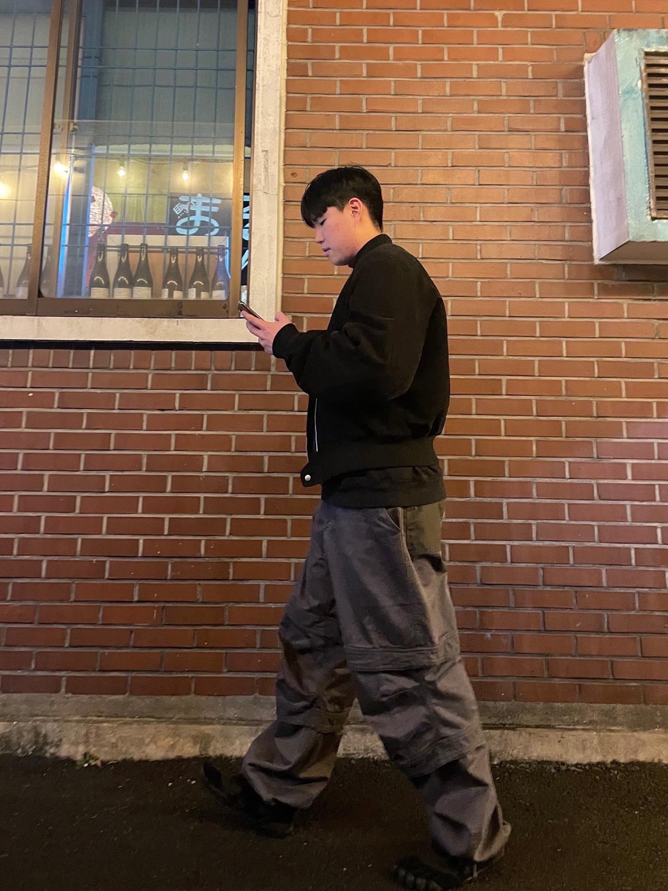 Farfromwhat Far Layered Work Pants Charcoal, Suicoke x Vibram Fivefingers Nin-Lo Black 착용 스타일 - 1