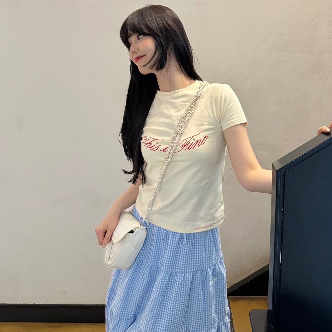 THIS IS FINE Cropped Signature Tee Yellow 착용 스타일 - 4