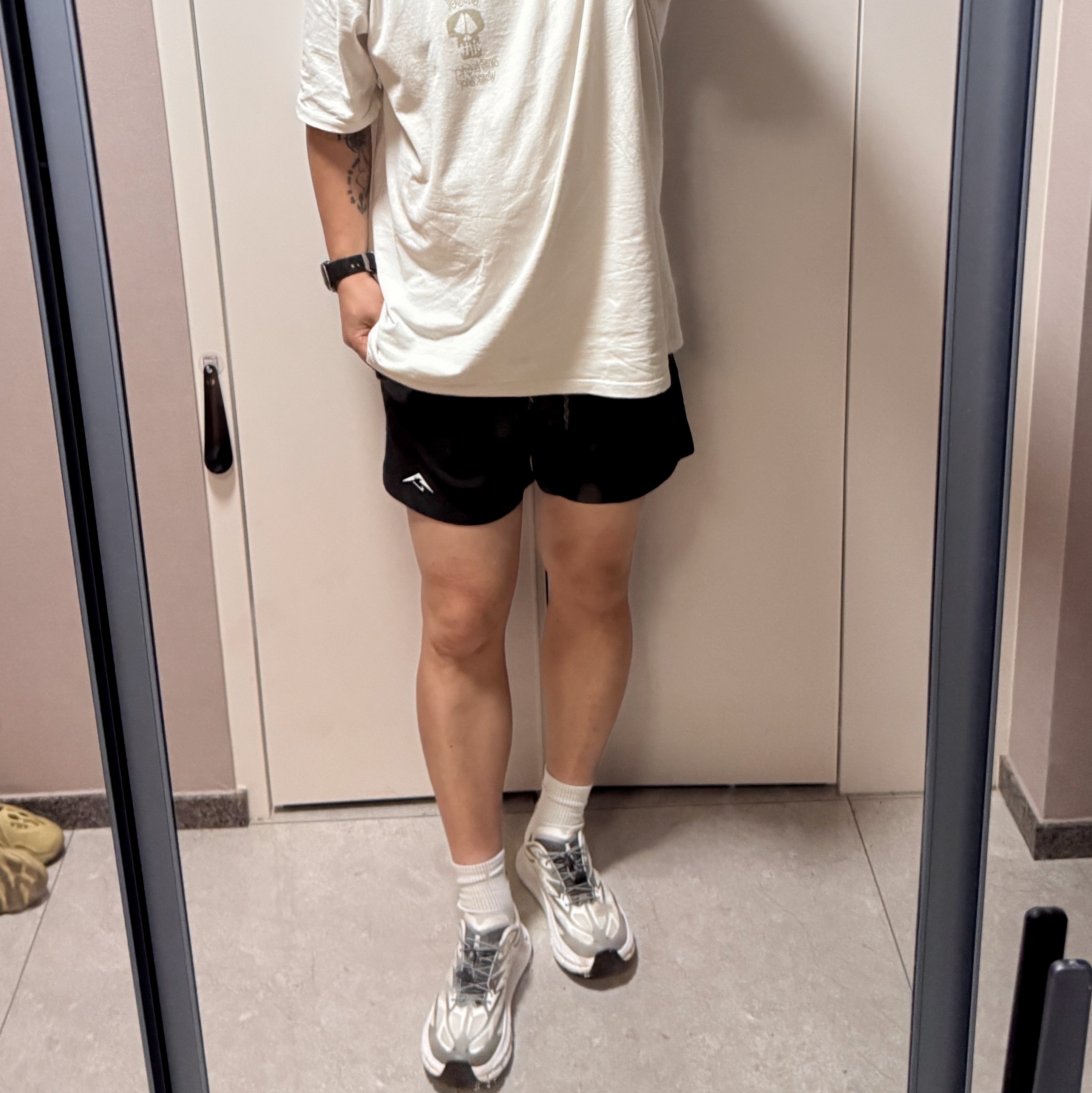 Stussy x Our Legacy Work Shop Surf Skull Pigment Dyed T-Shirt Natural, Hoka Mafate Speed 4 Lite White Black 착용 스타일 - 1