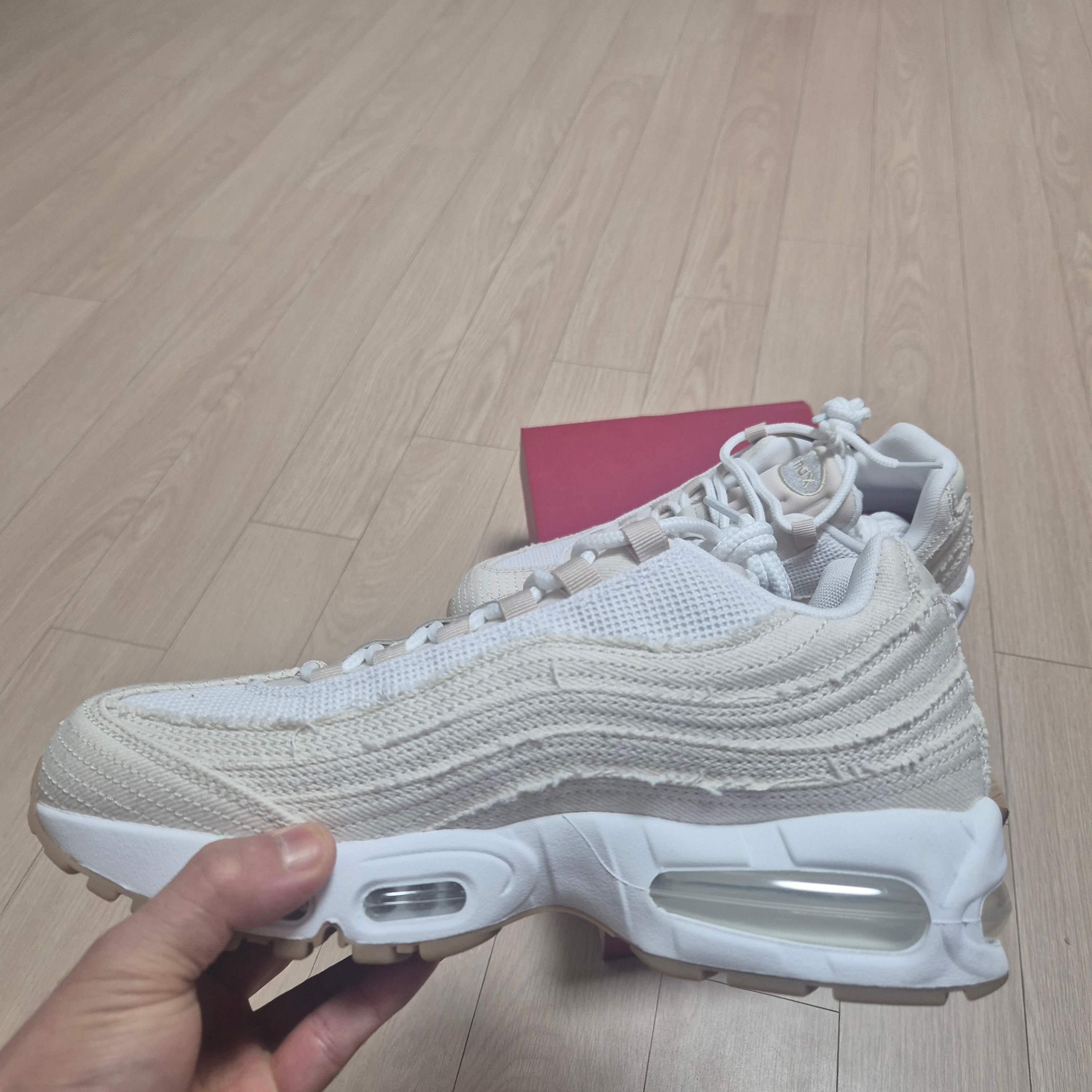 Nike x Levi's Air Max 95 White and Ecru 착용 스타일 - 5