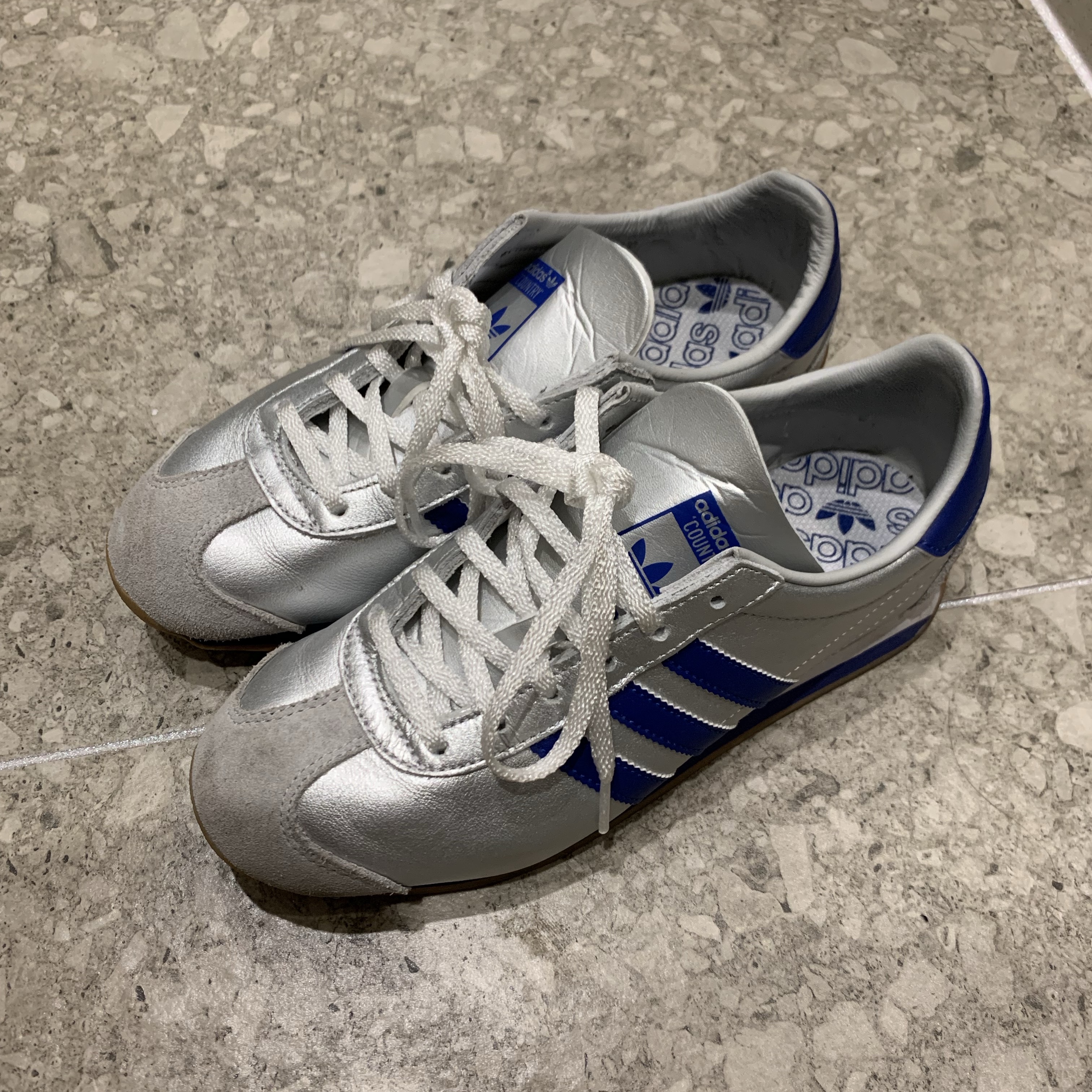 Adidas Country OG Matte Silver Bright Blue 착용 스타일