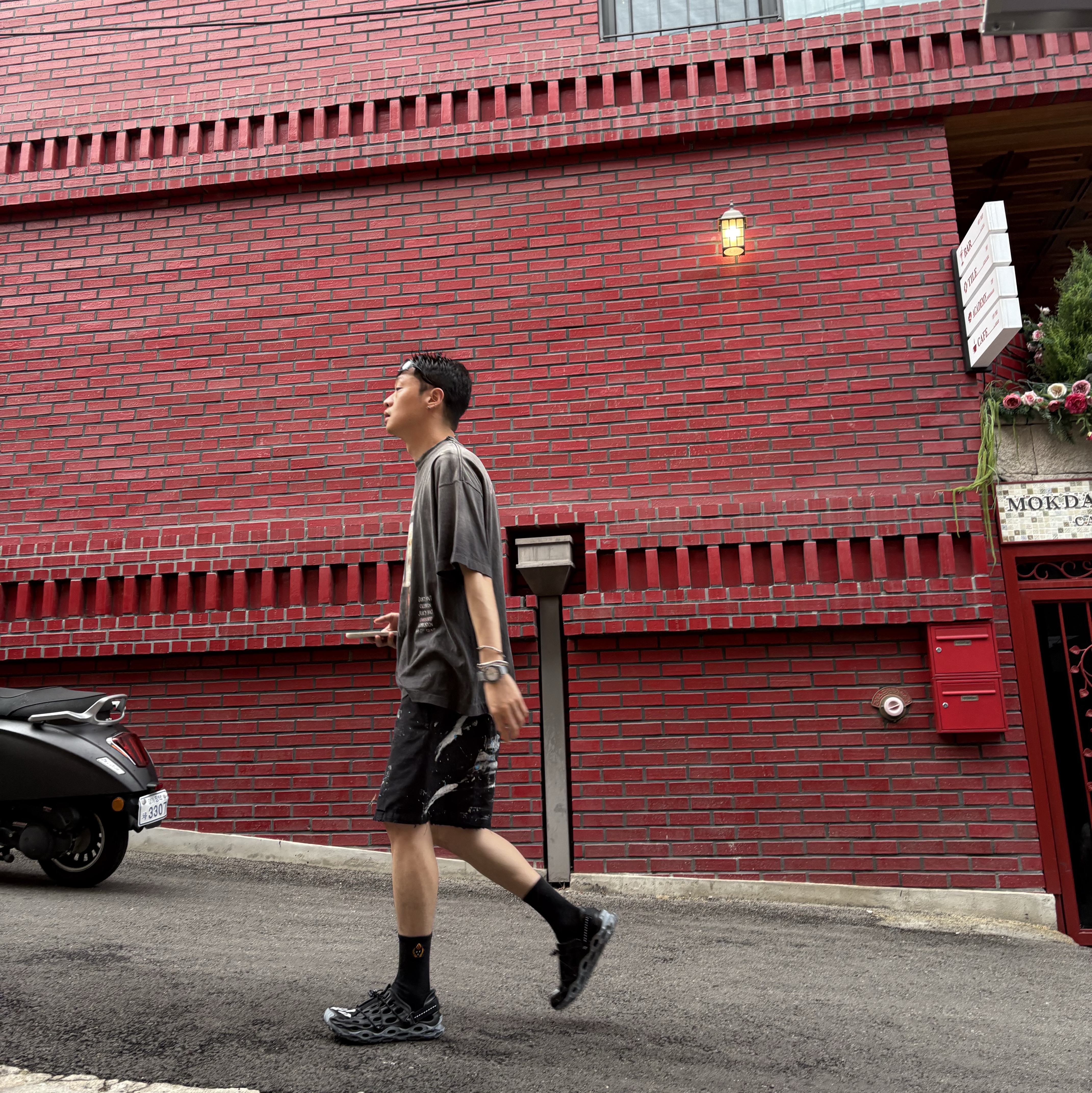Saint Mxxxxxx Devil Daddy S/S T-Shirt Black - 25SS, Merrell x Eastlogue Hydro Moc AT Cage Black White 착용 스타일 - 1