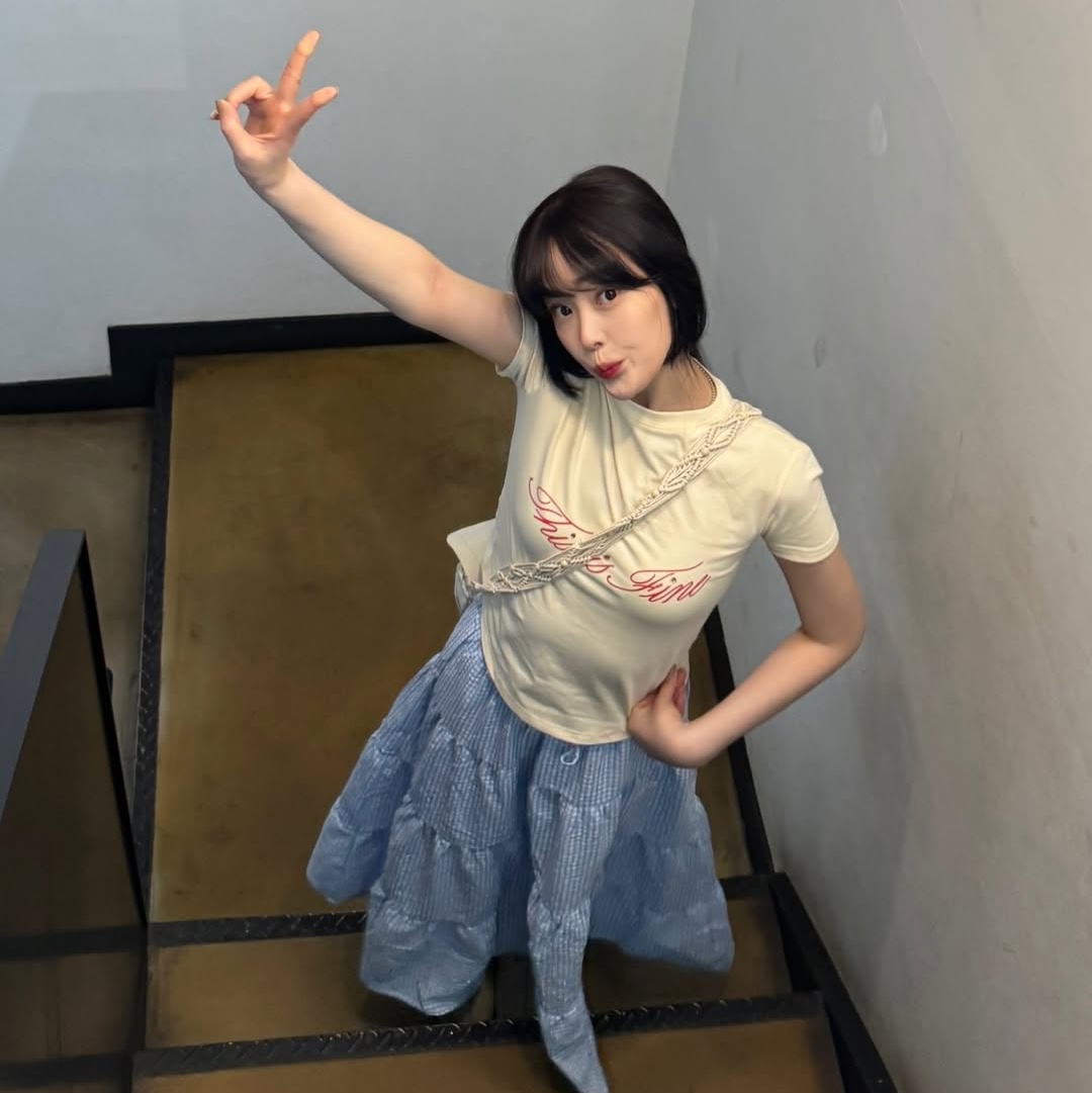 THIS IS FINE Cropped Signature Tee Yellow 착용 스타일 - 2