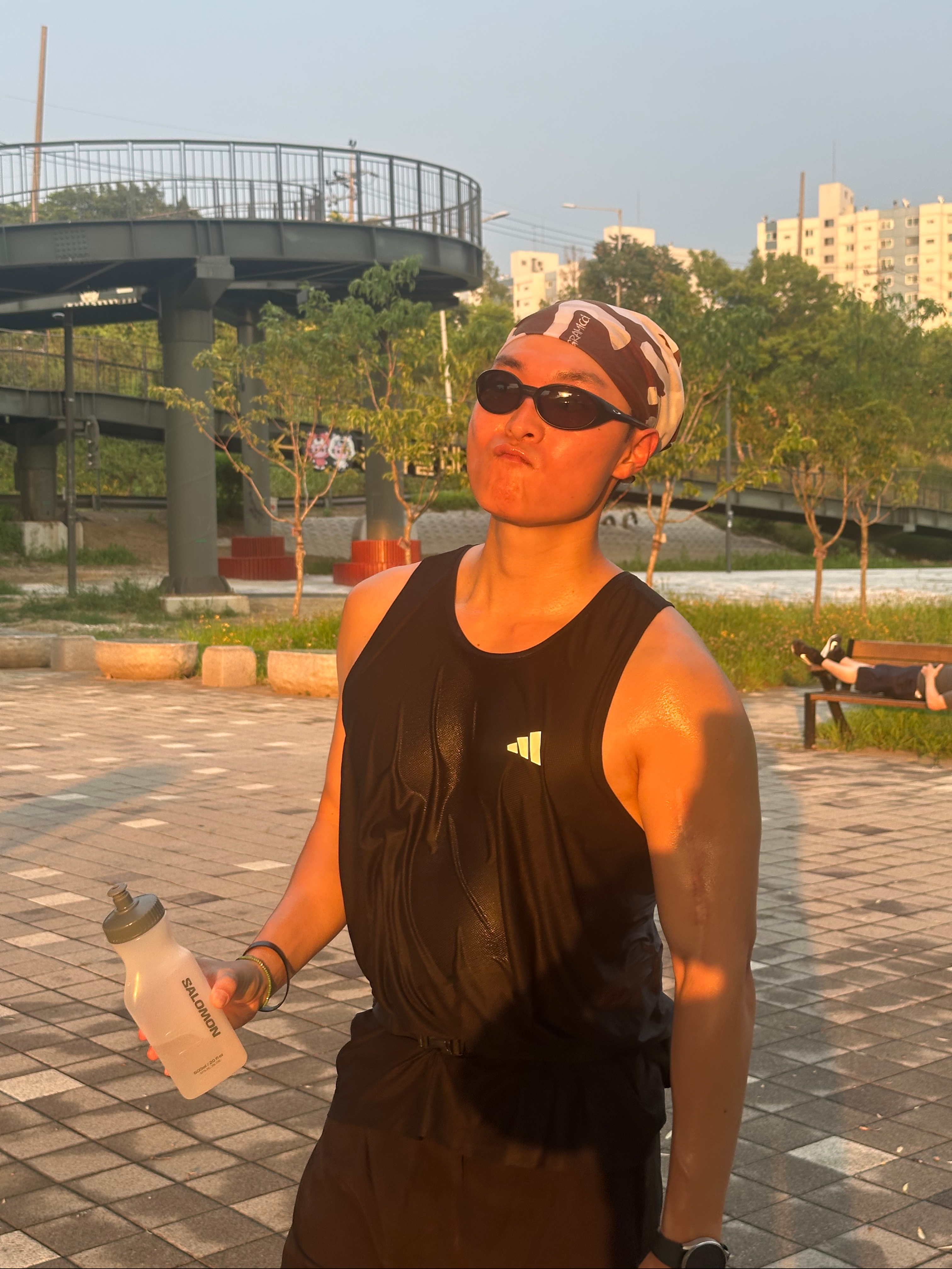 Salomon Active Belt 3D Bottle Black, Oakley Eye Jacket Redux Matte Black Frame Prizm Grey Lenses High Bridge Fit 착용 스타일 - 3