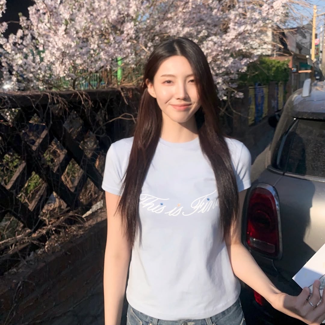 THIS IS FINE Cropped Signature Tee Sky 착용 스타일 - 6