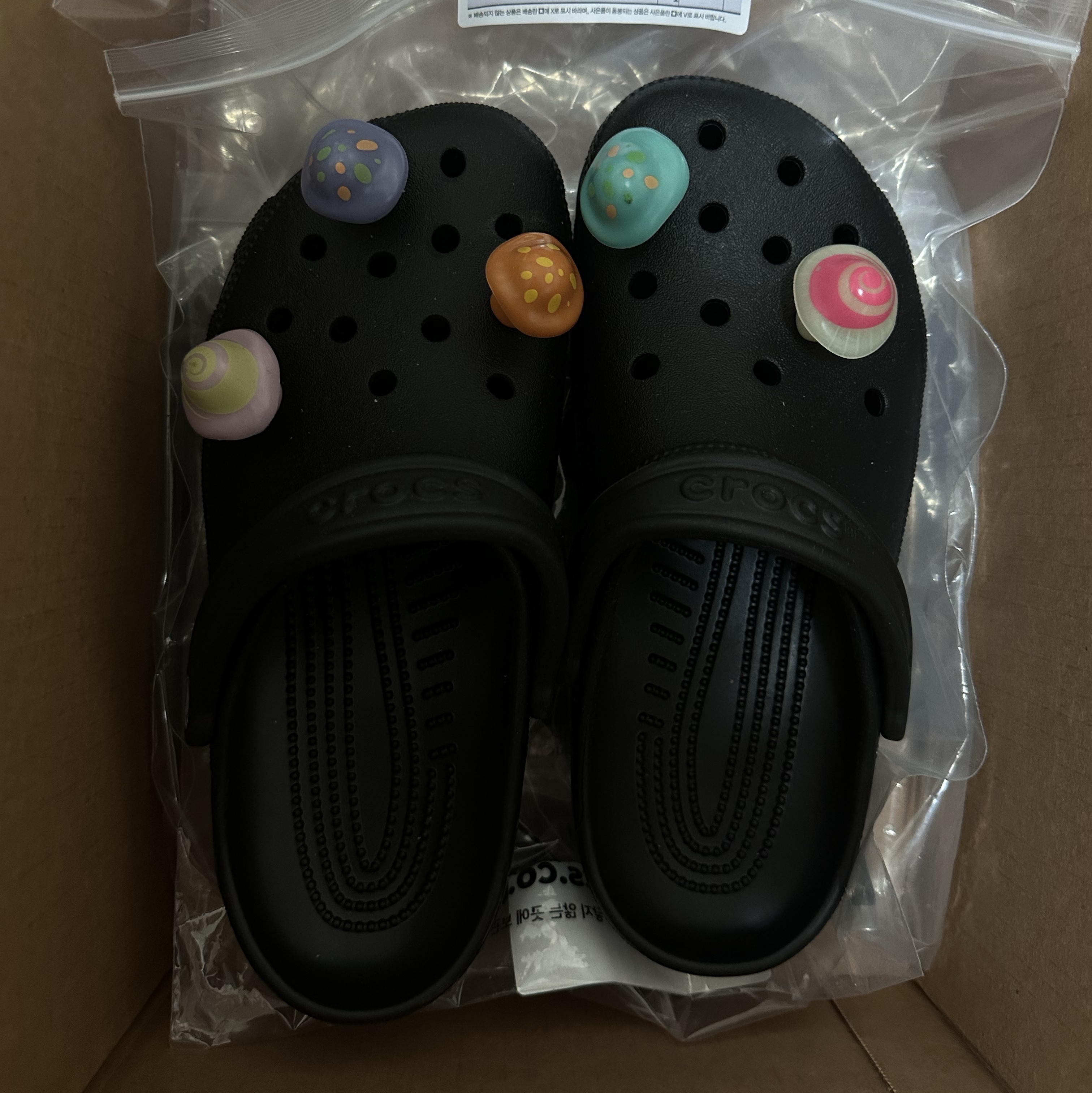 Crocs Classic Clog Black, Adidas Adicolor Classics Firebird Track Pants Night Indigo - US Sizing 착용 스타일 - 2