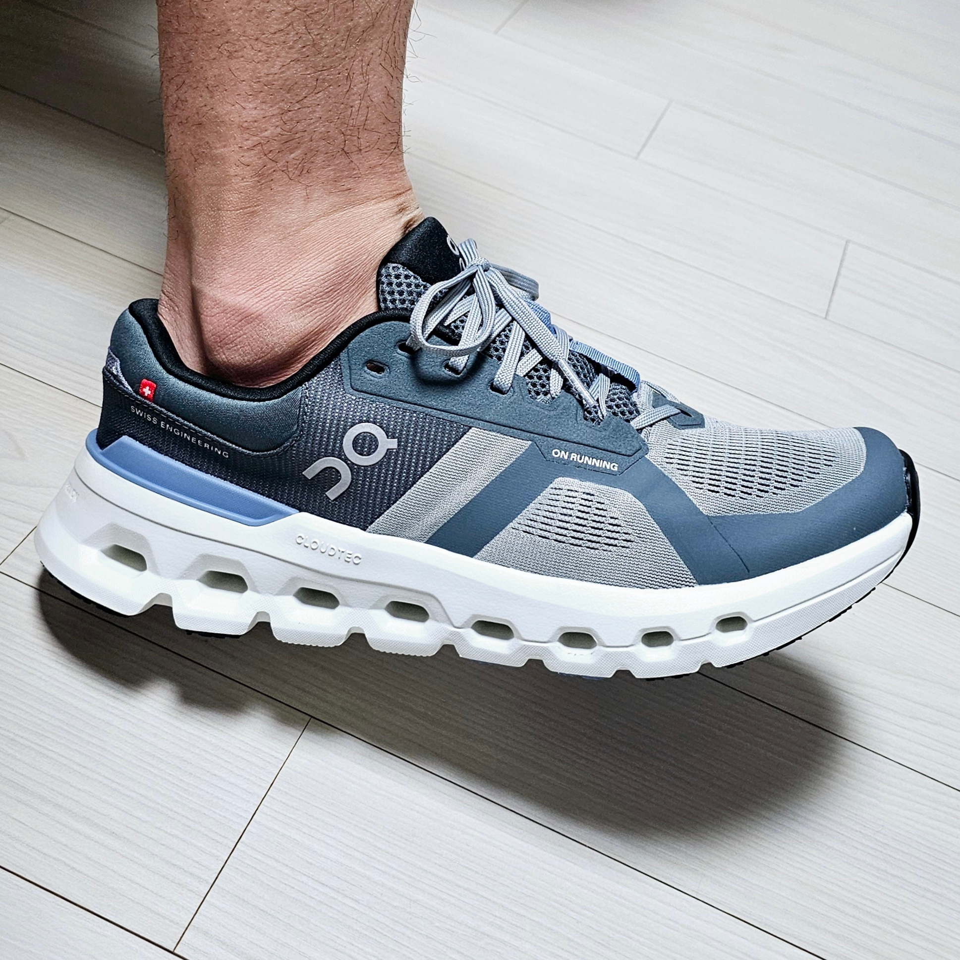 On Running Cloudrunner 2 Alloy Chambray 착용 스타일