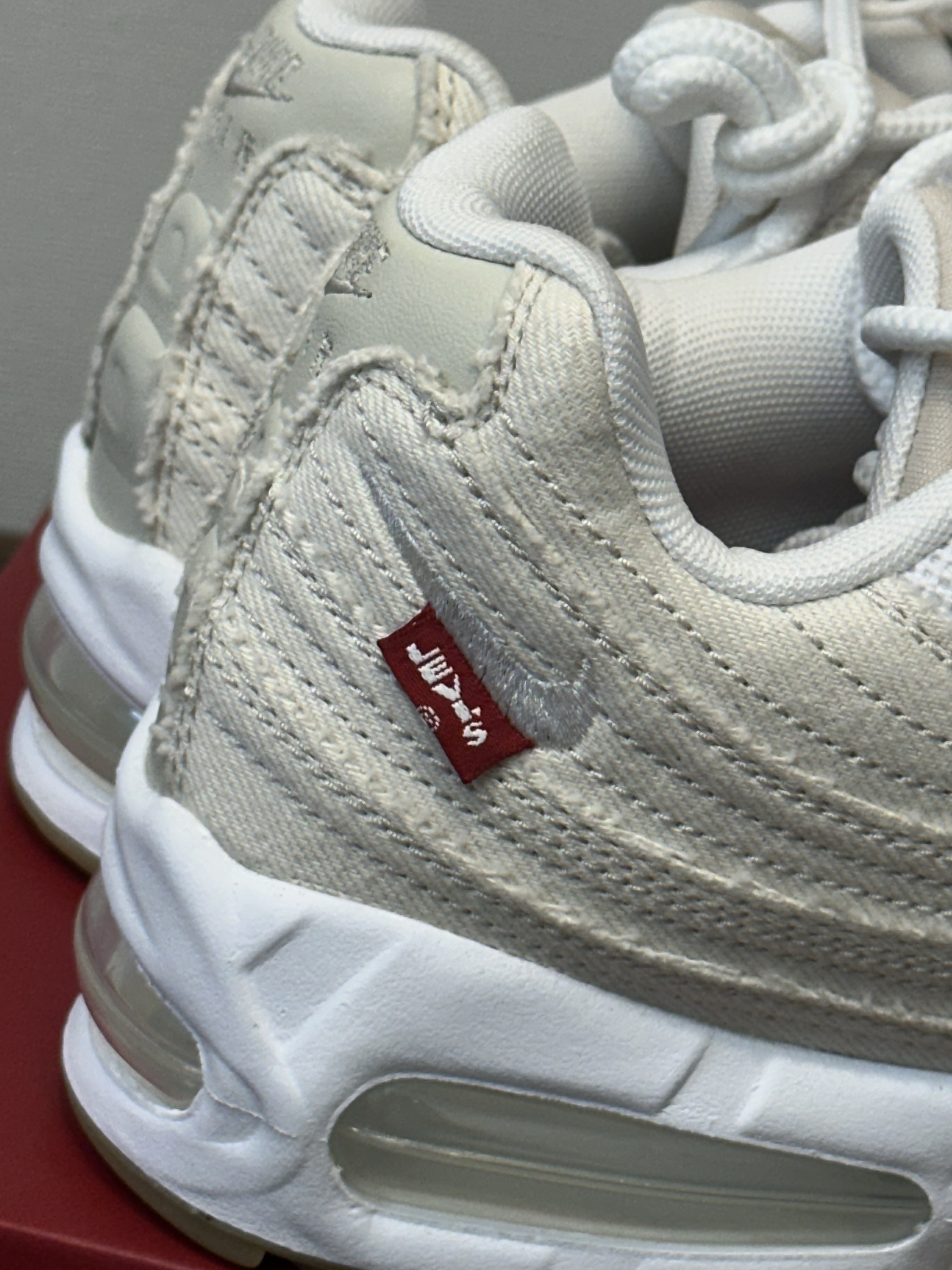 Nike x Levi's Air Max 95 White and Ecru 착용 스타일 - 2