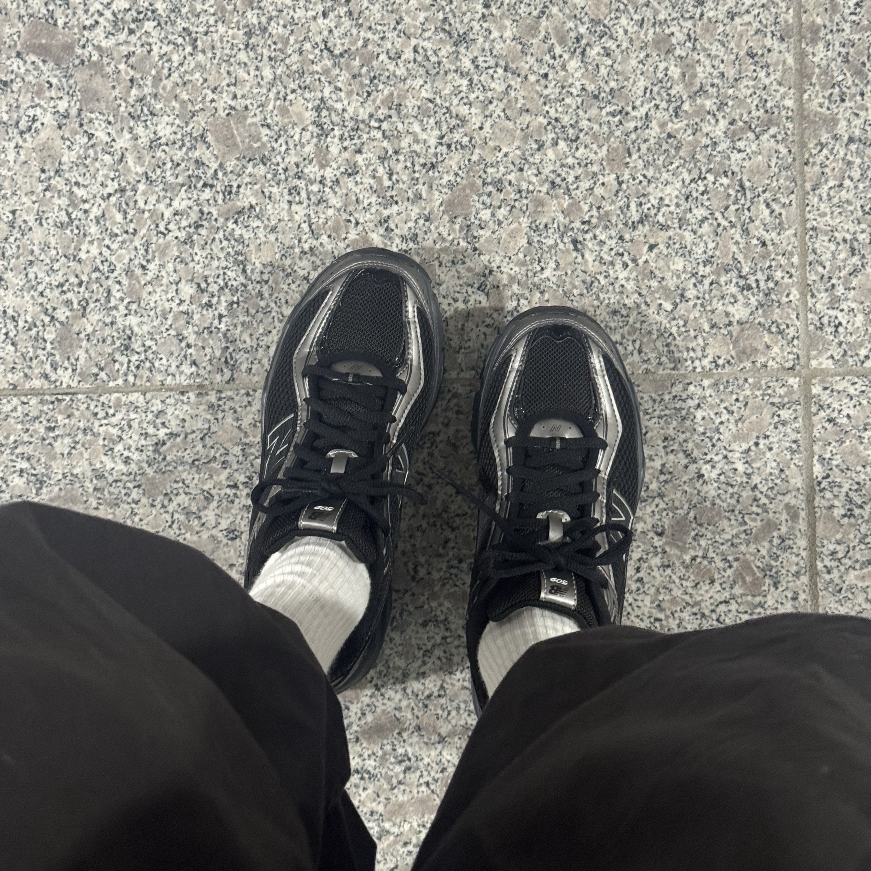 New Balance 509 Black 착용 스타일 - 2