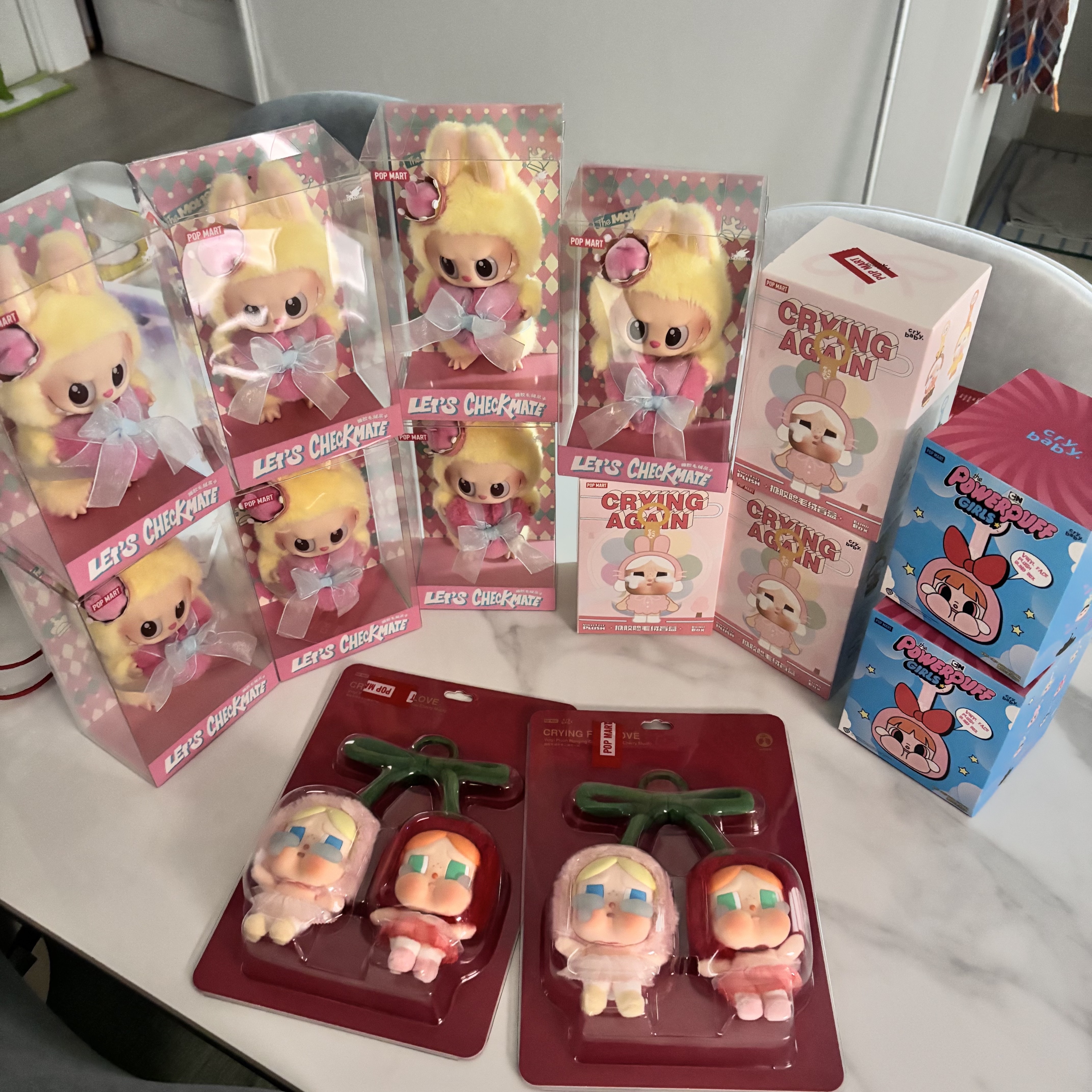 Pop Mart The Monsters Checkmate Series Plush Keyring, Pop Mart Crybaby Crying For Love Series Vinyl Plush 착용 스타일
