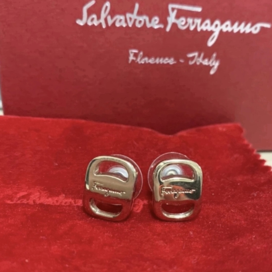 (W) Ferragamo Vara Plate Large Earrings Brass & Gold 착용 스타일
