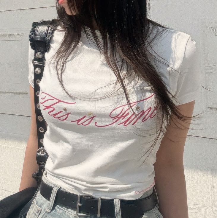 THIS IS FINE Cropped Signature Tee White 착용 스타일 - 4