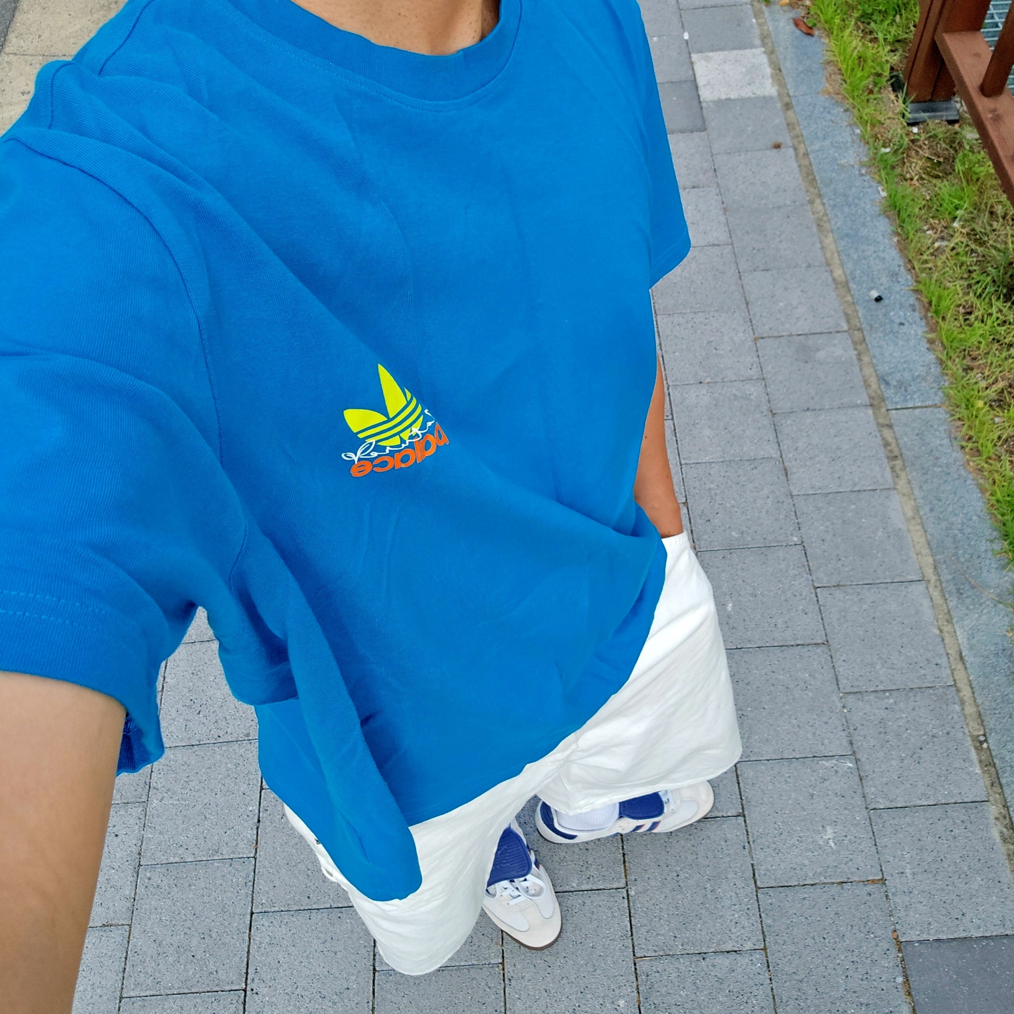 Palace x Adidas Nature T-Shirt Mystery Petrol - 22SS, Adidas Samba LT Crystal White Dark Blue Gum 착용 스타일 - 5