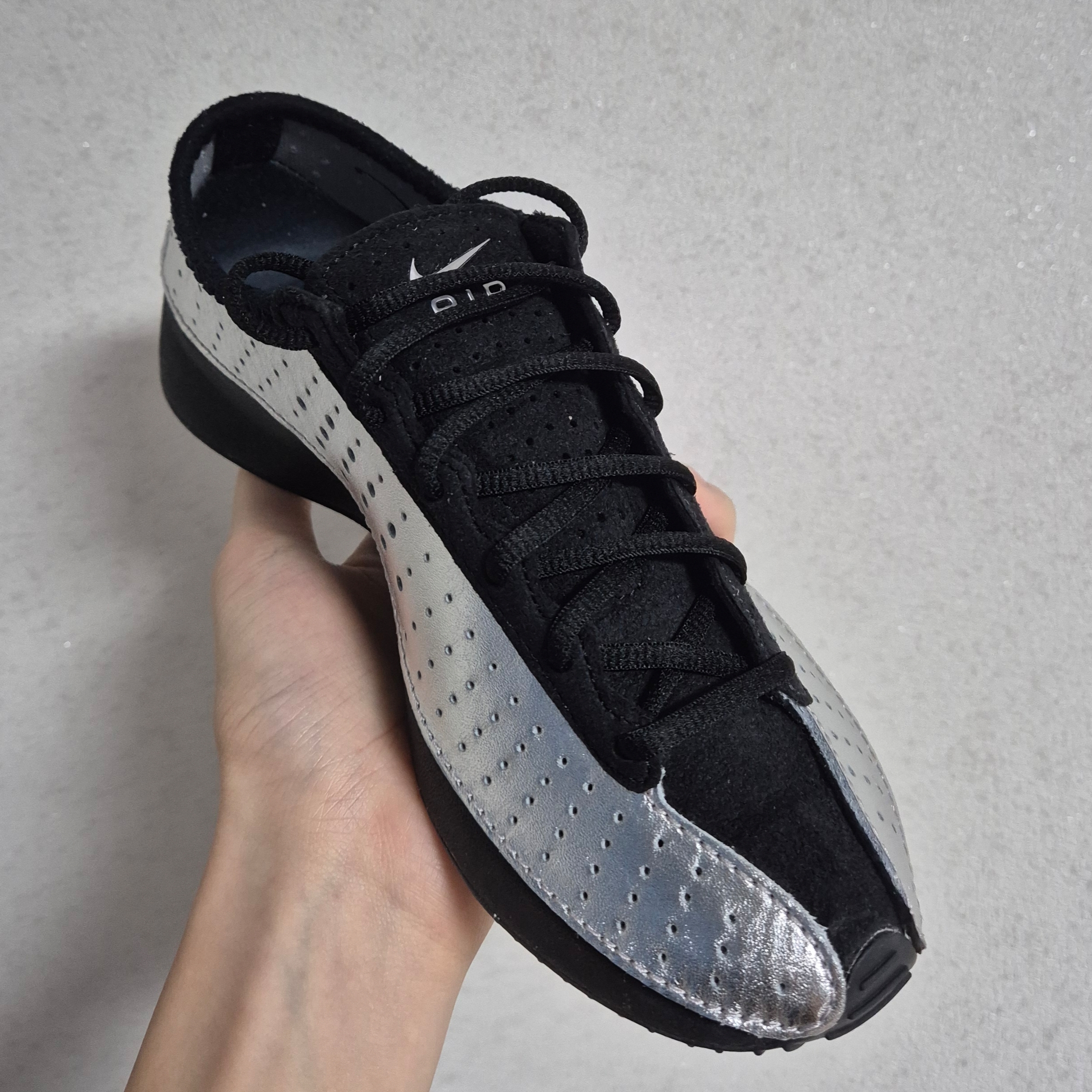 (W) Nike Air Superfly Metallic Silver and Black 착용 스타일 - 1