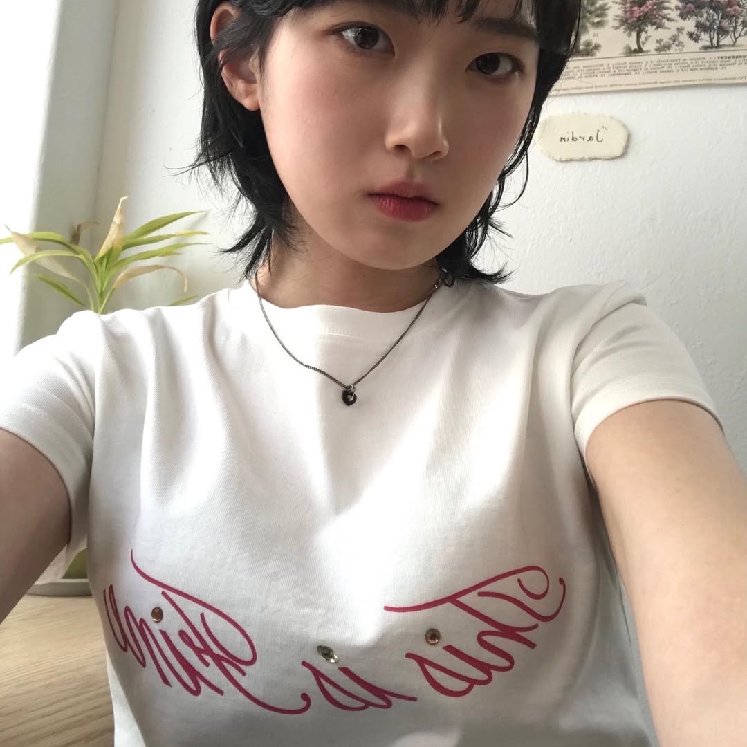 THIS IS FINE Cropped Signature Tee White 착용 스타일 - 5