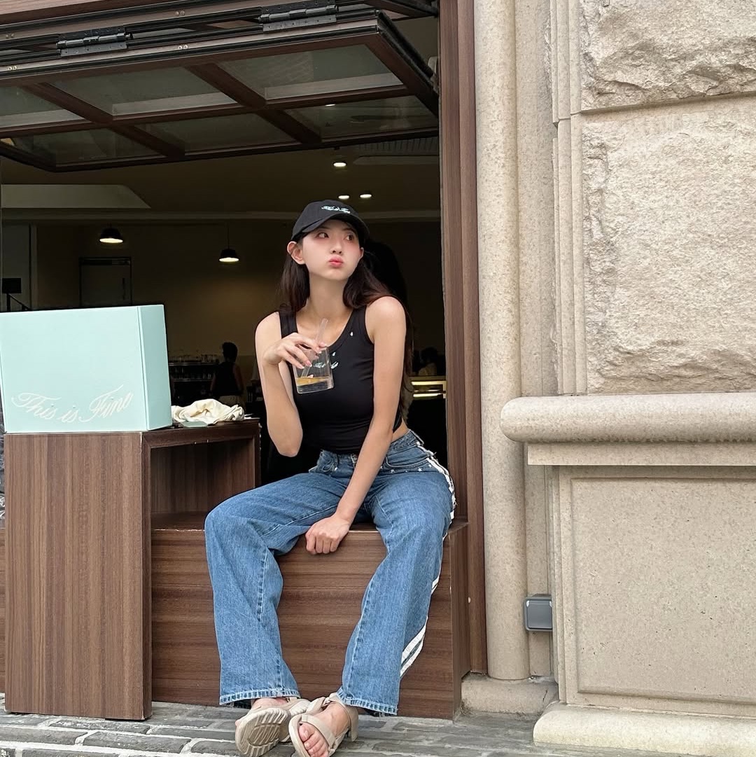 THIS IS FINE Signature Ball Cap Black, THIS IS FINE Ribbed Sleeveless Top Black 착용 스타일 - 4