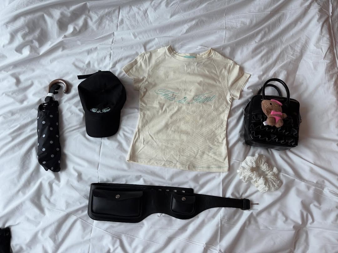 THIS IS FINE Cropped Signature Tee Cream, THIS IS FINE Signature Ball Cap Black 착용 스타일 - 4