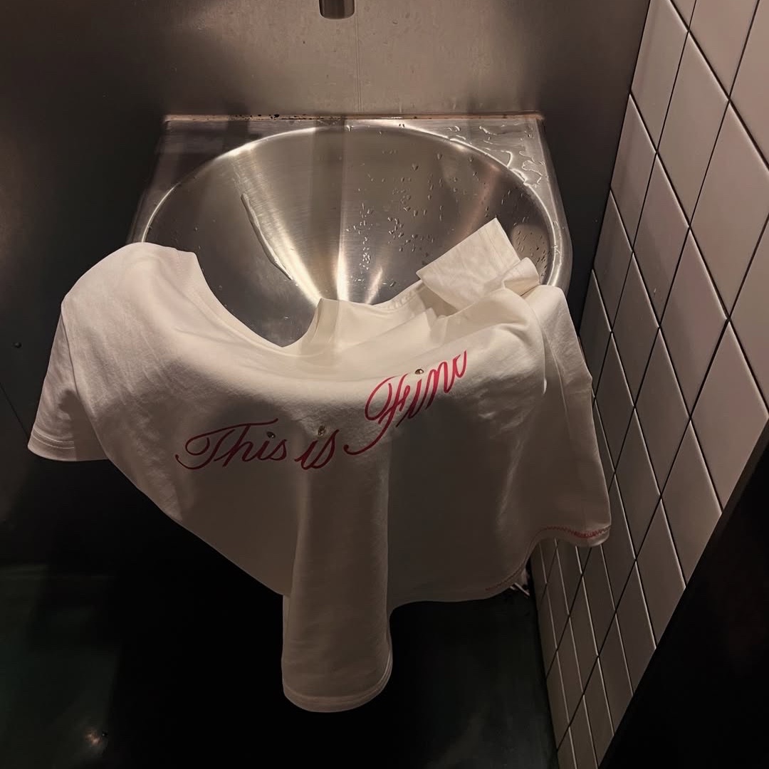 THIS IS FINE Cropped Signature Tee White 착용 스타일 - 9