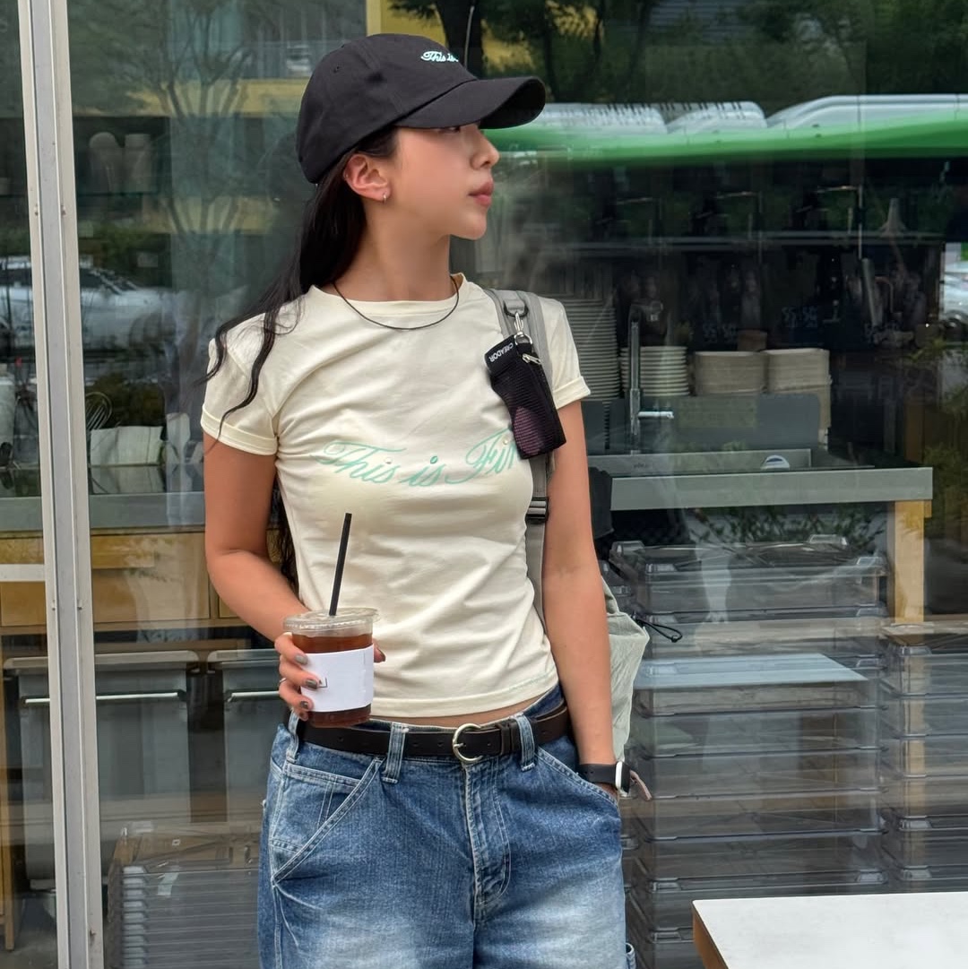 THIS IS FINE Signature Ball Cap Black, THIS IS FINE Cropped Signature Tee Cream 착용 스타일 - 3