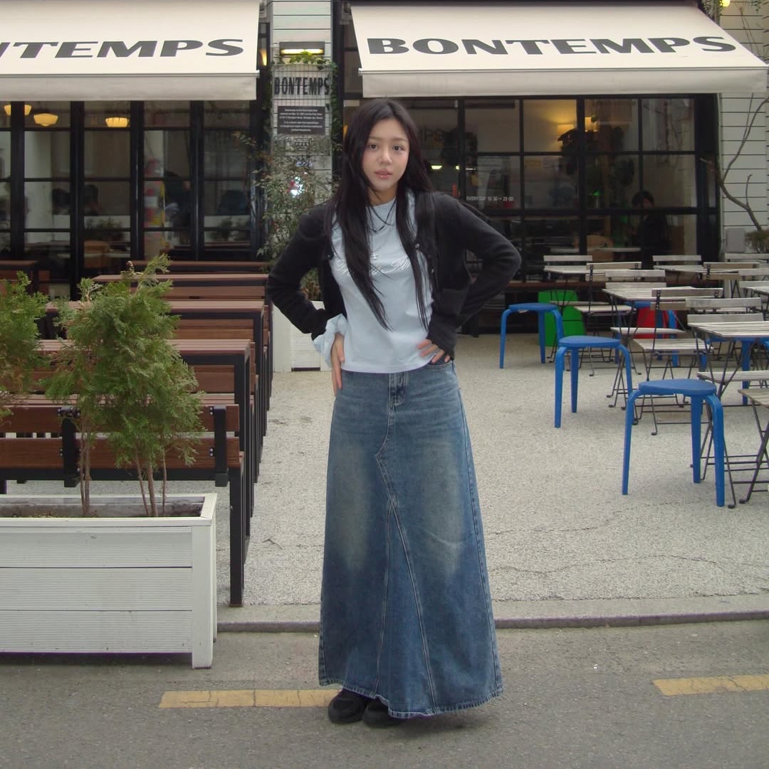 THIS IS FINE Cropped Signature Tee Sky 착용 스타일 - 4
