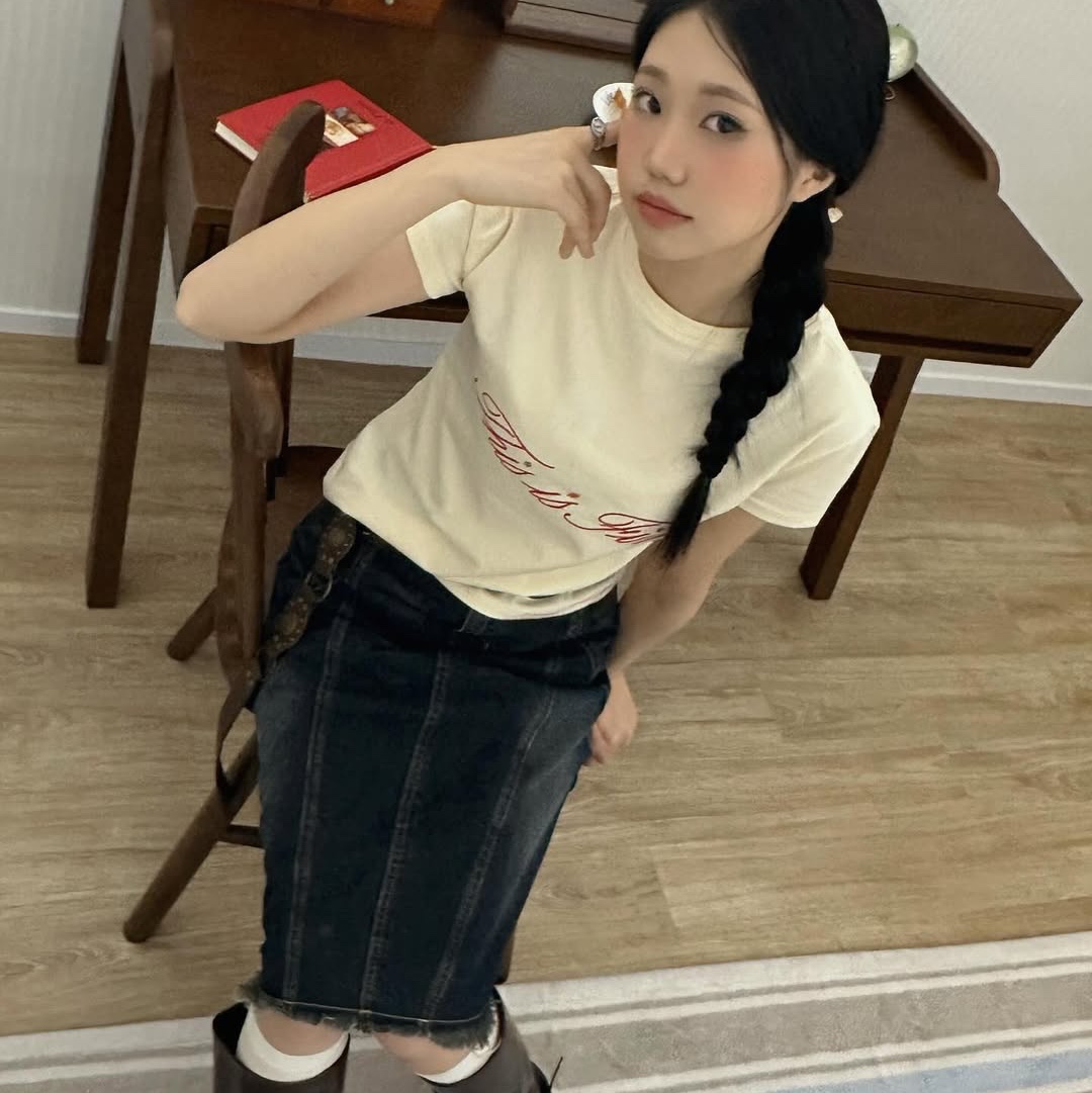 THIS IS FINE Cropped Signature Tee Yellow 착용 스타일 - 1